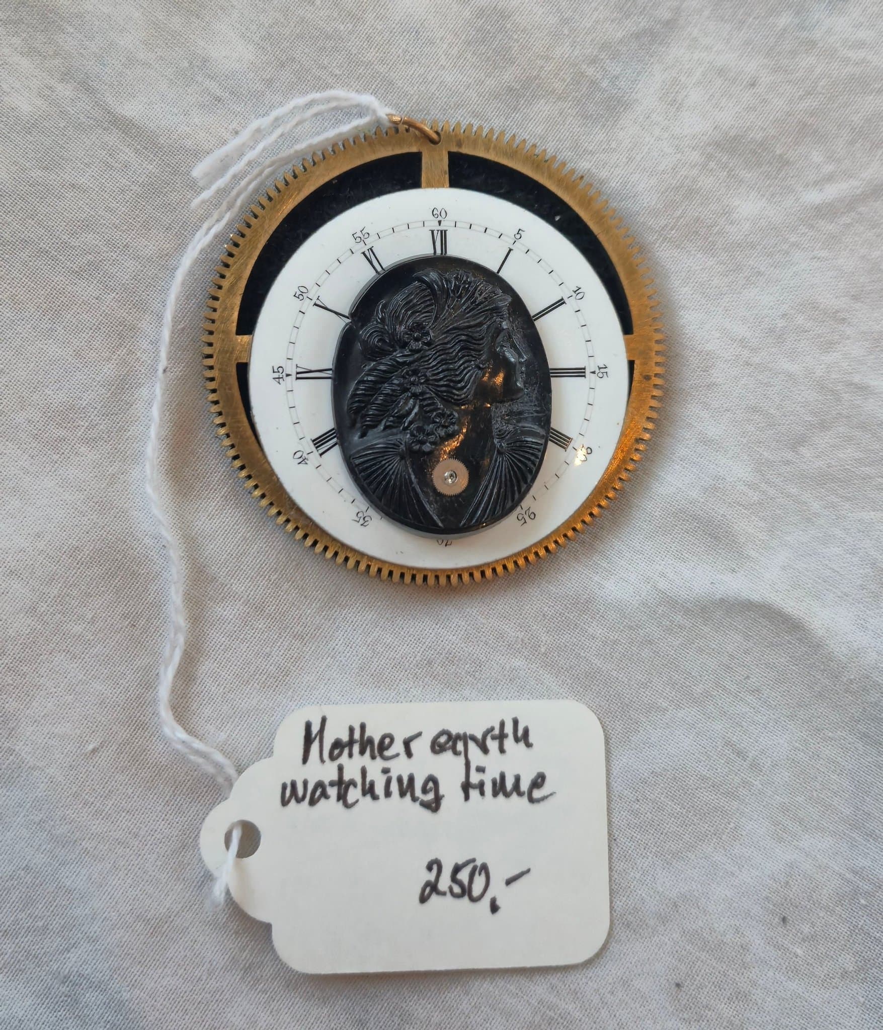 Stort hänge/berlock - Moder Jord som bevakar tiden