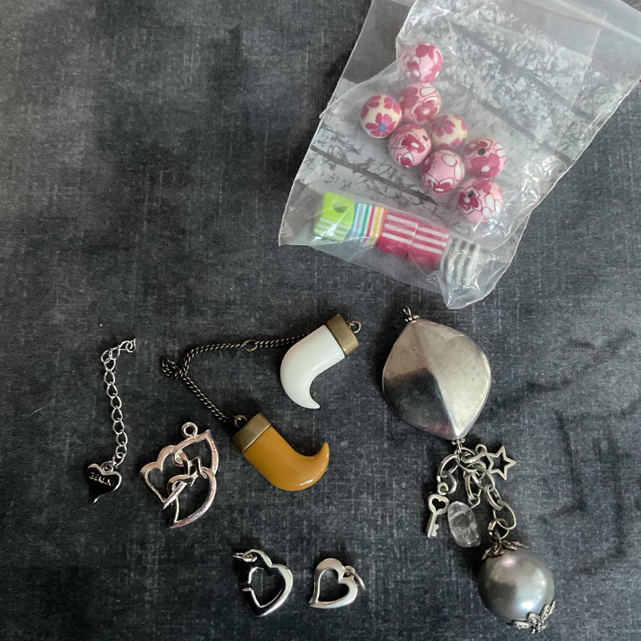 Diverse hängen, till göra egna smycken, ett större m hängen, hjärtan, pärlor mm