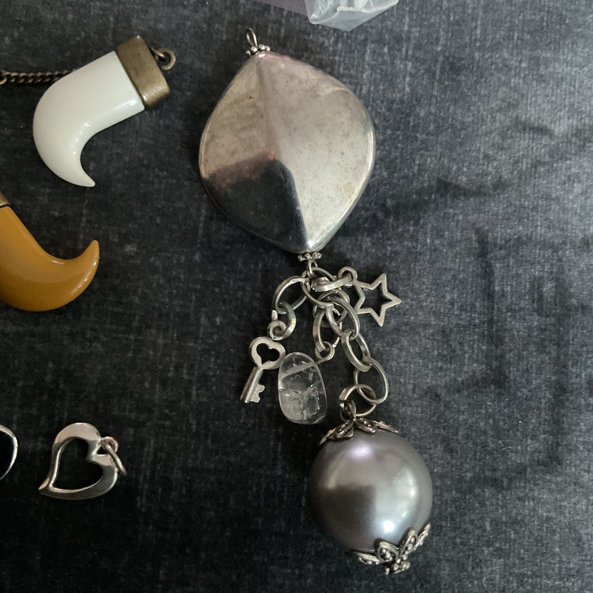 Diverse hängen, till göra egna smycken, ett större m hängen, hjärtan, pärlor mm