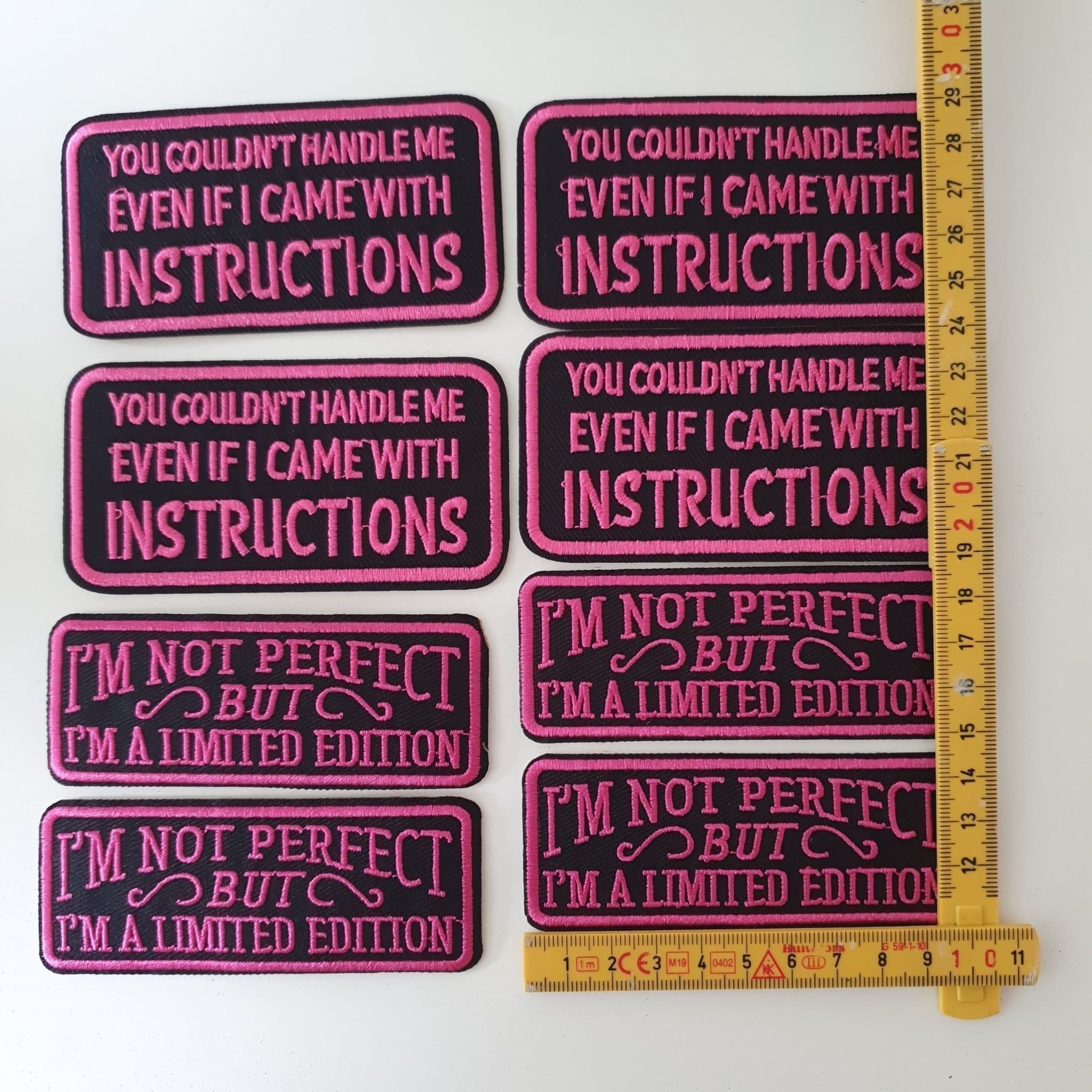 8 st Broderade Tygmärken med Text patch