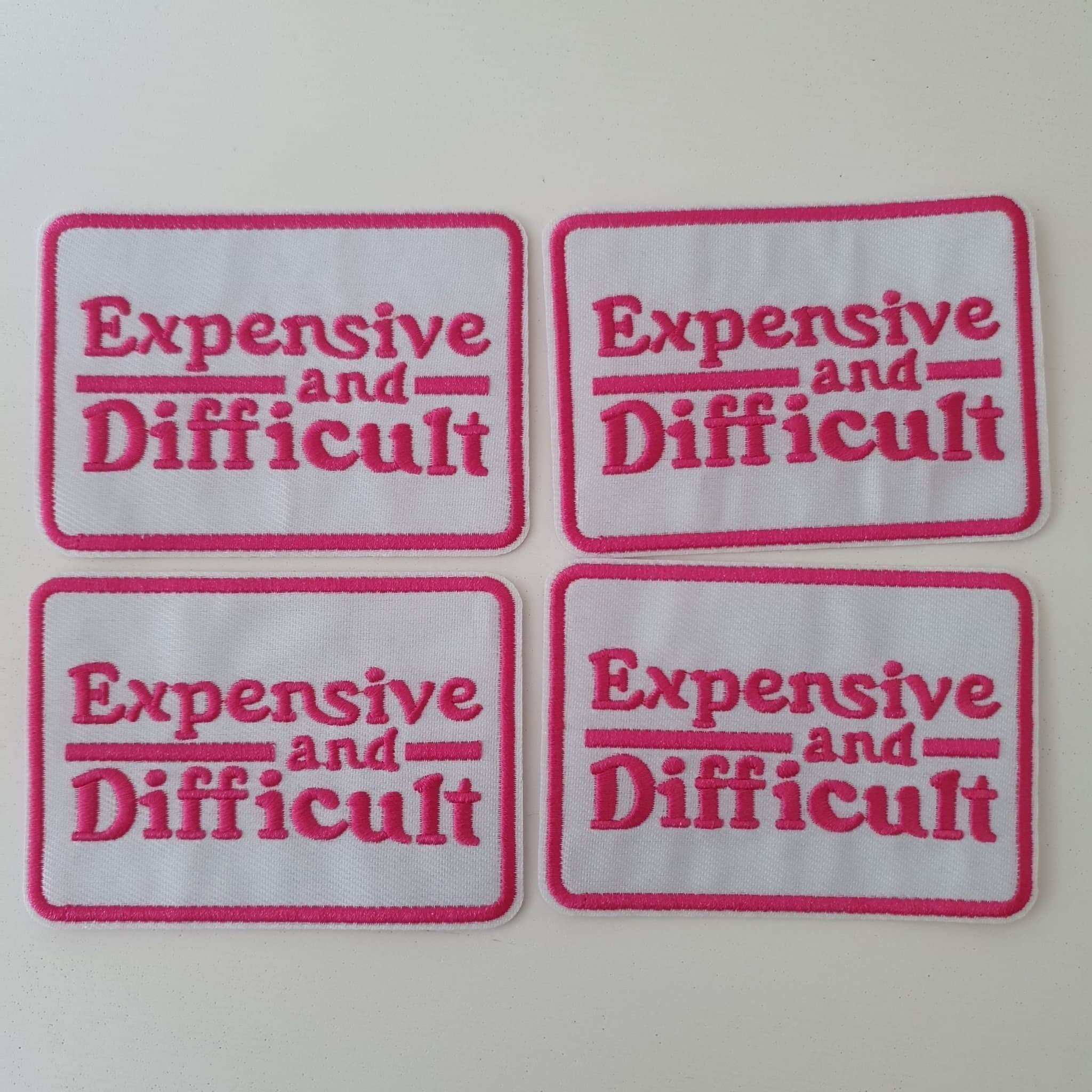 Set med 4 Broderade Tygmärken med Text