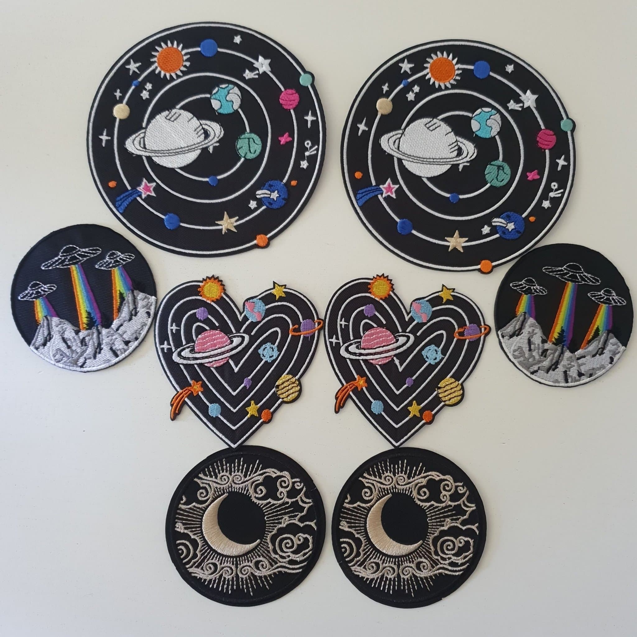 Set med 8 broderade tygmärken - Planeter, UFO, Måne