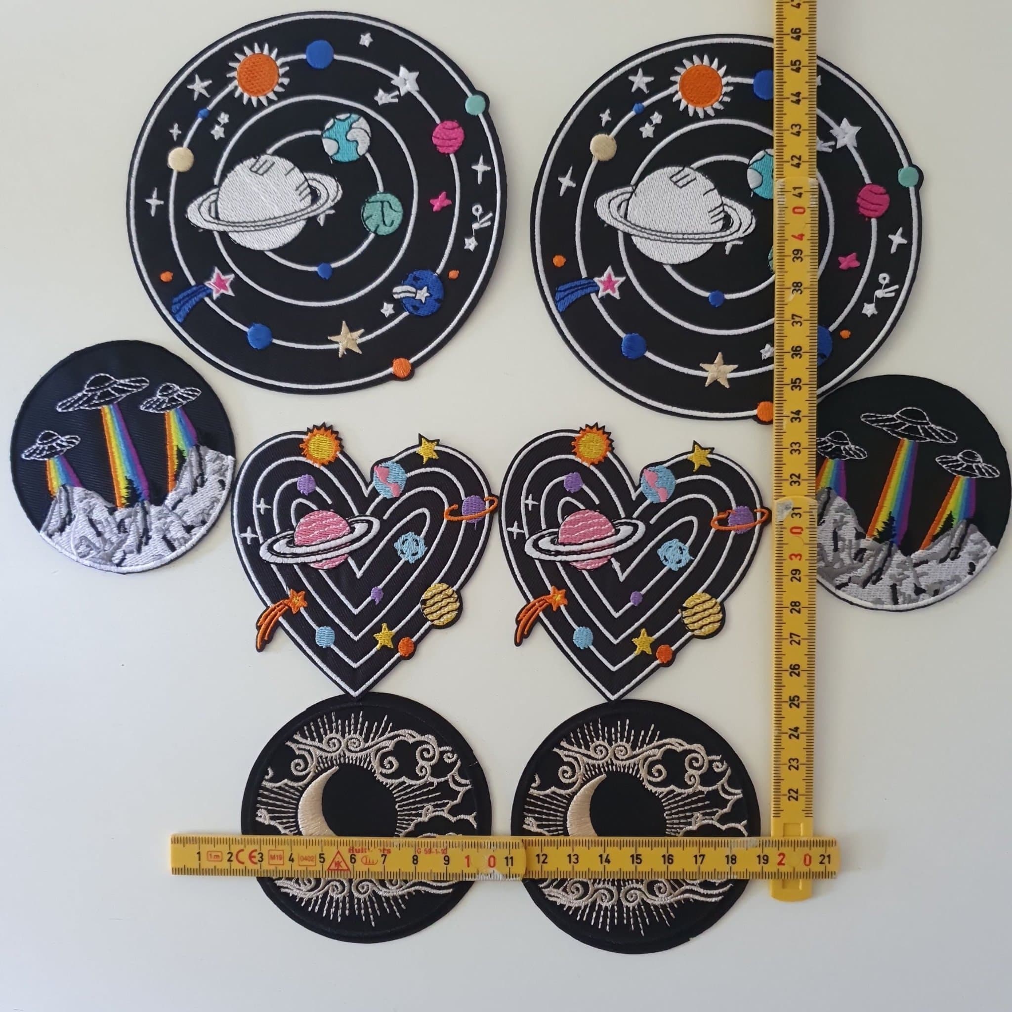 Set med 8 broderade tygmärken - Planeter, UFO, Måne