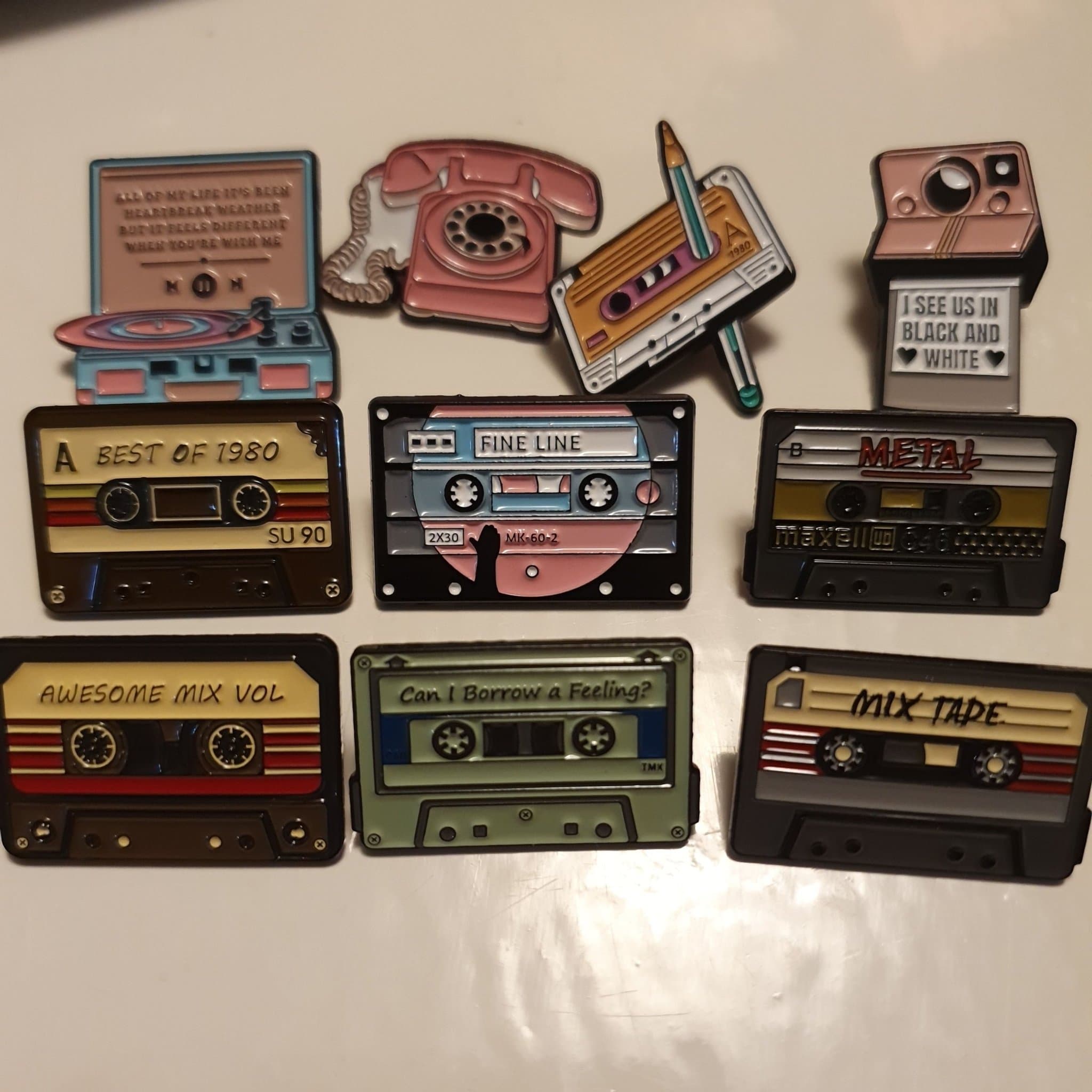10 pins i retro stil med bla kassettband telefon penna kamera