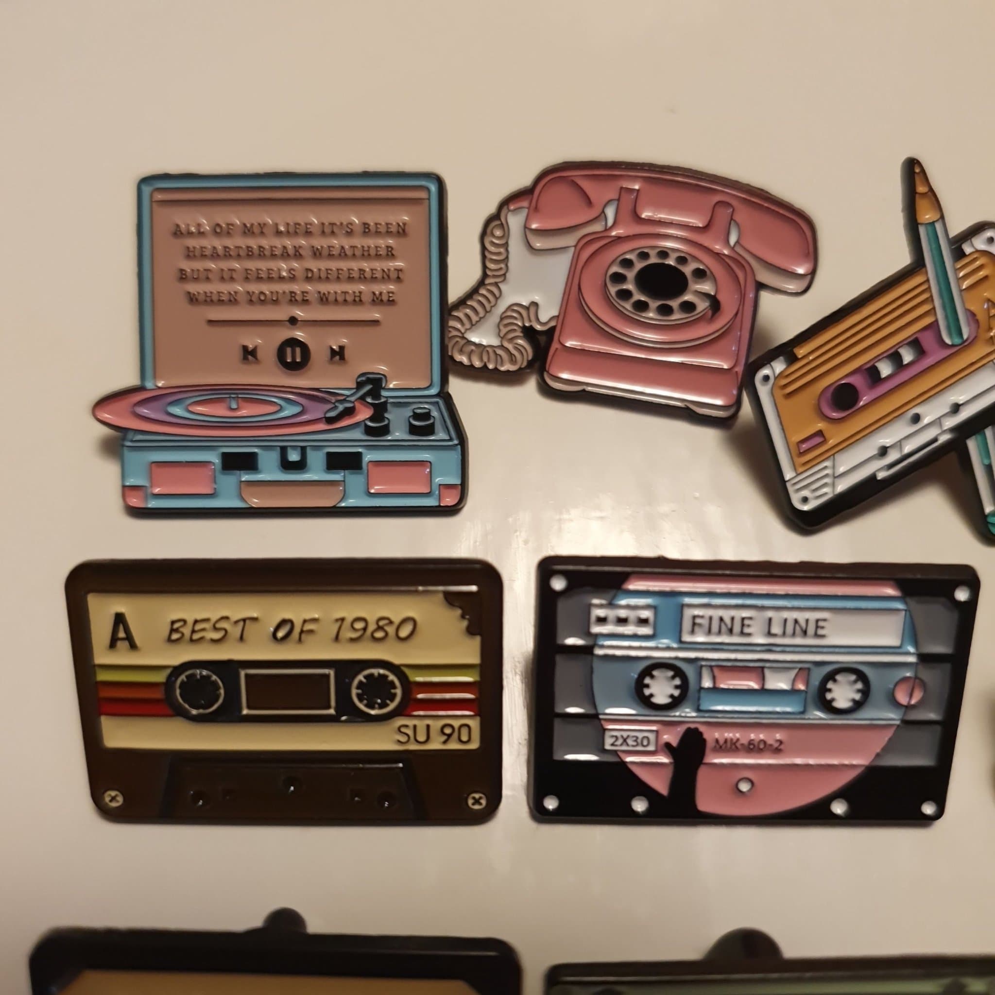 10 pins i retro stil med bla kassettband telefon penna kamera