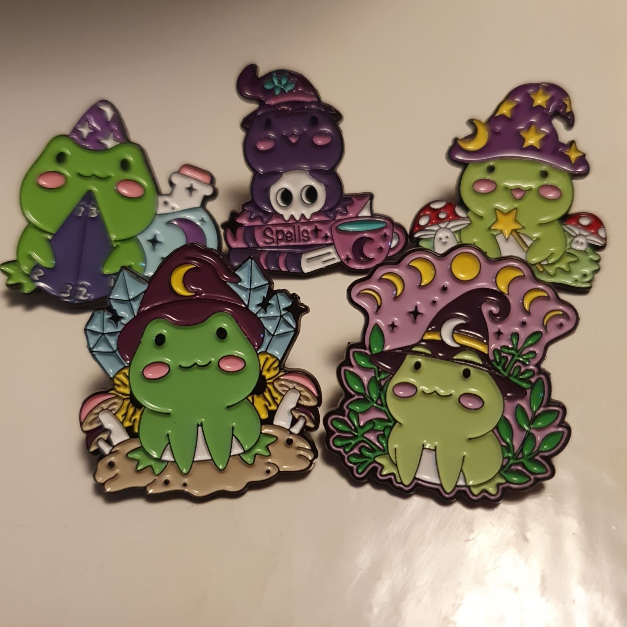 5 st. Emalj Pins - Groda, Spöke, Hexe