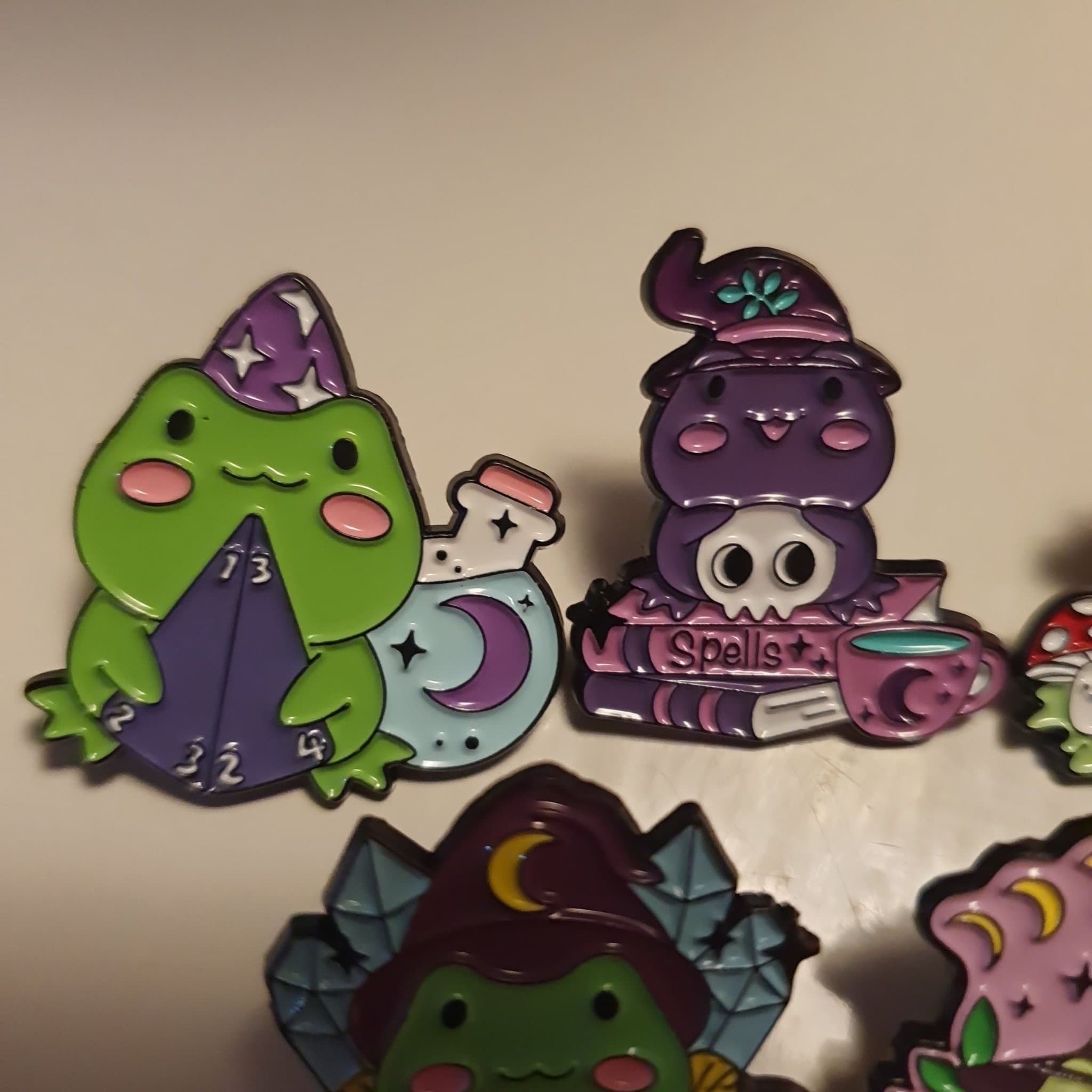 5 st. Emalj Pins - Groda, Spöke, Hexe