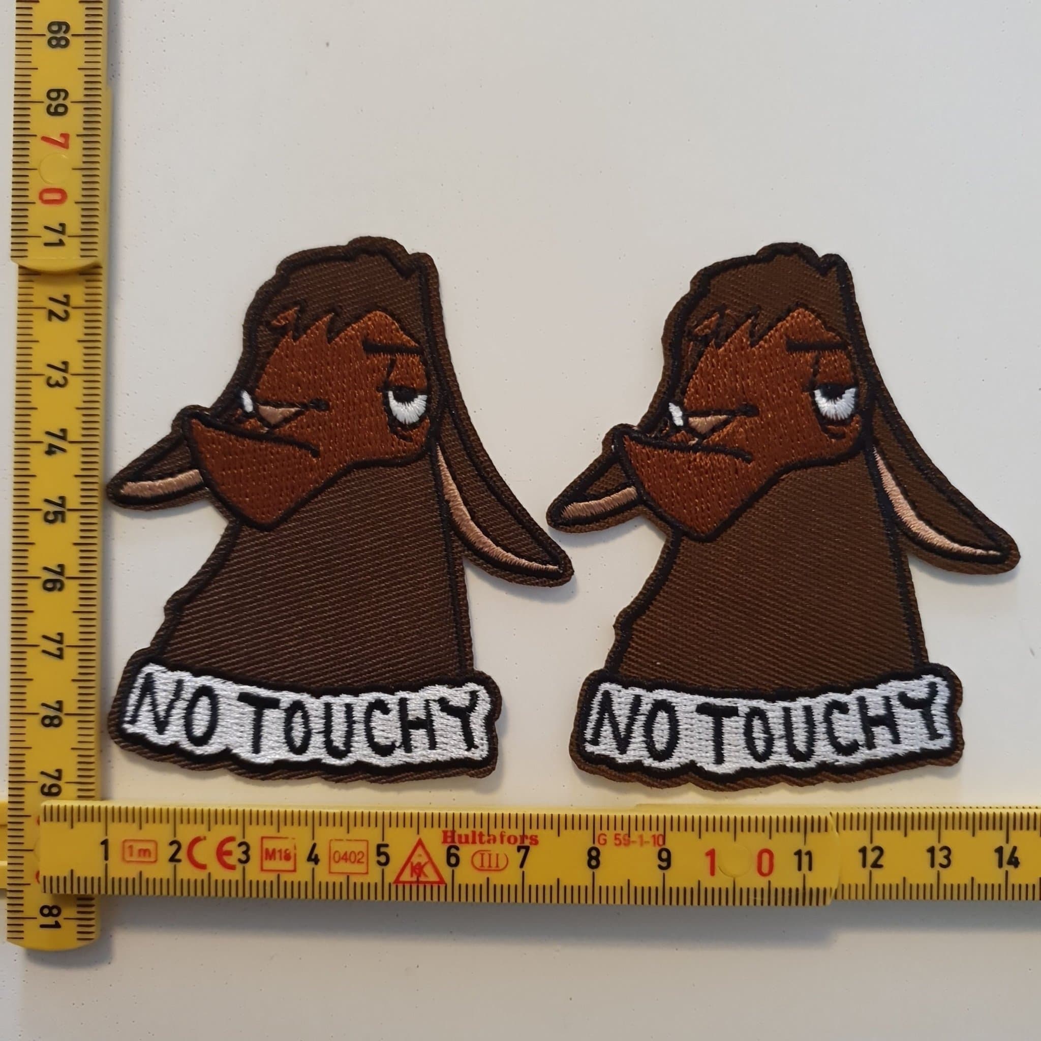 2 st Broderade Tygmärken - No Touchy lama