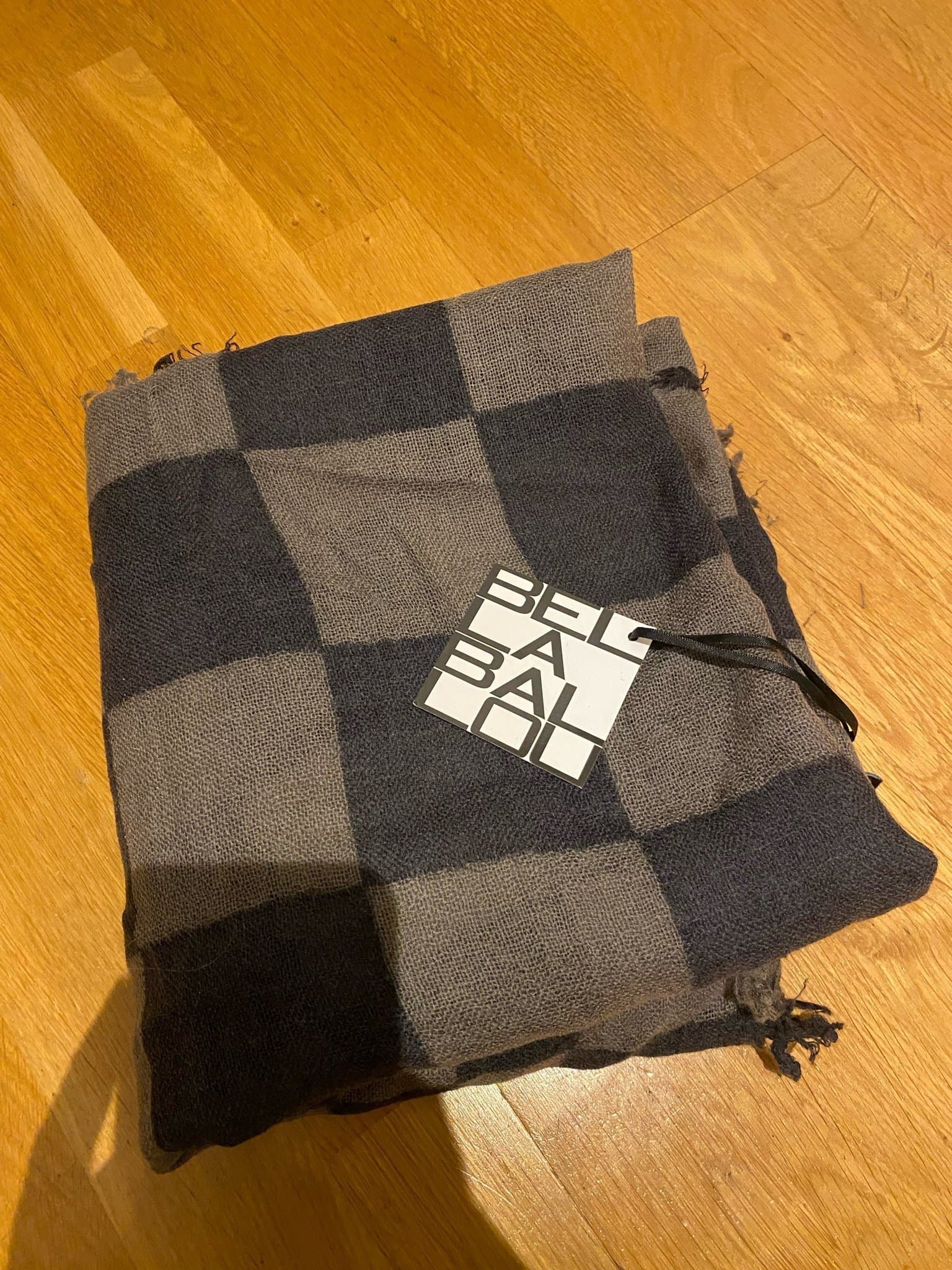 Bella Ballou mörkgrå och grå halsduk