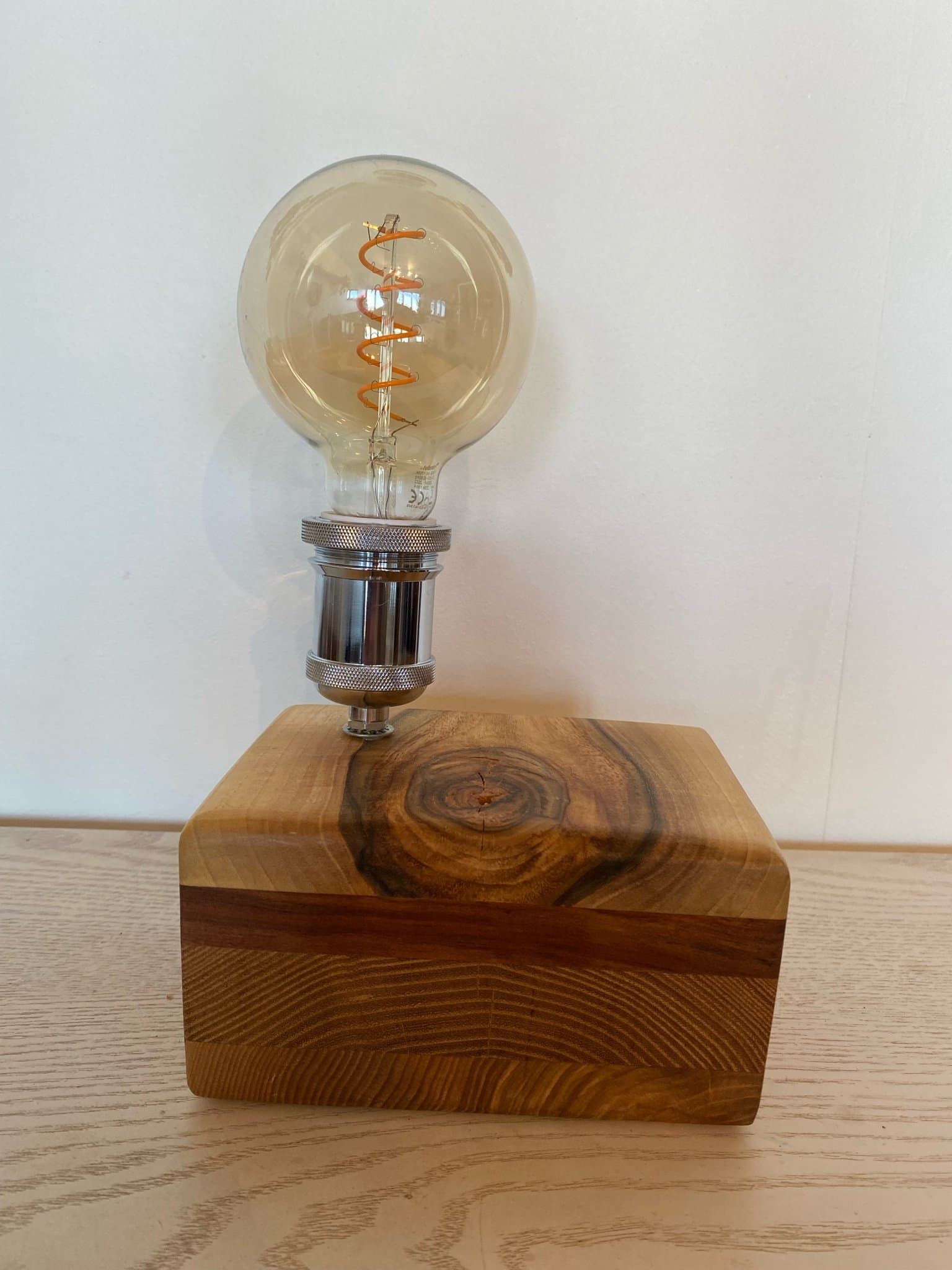 Trälampa med dekorativ glödlampa