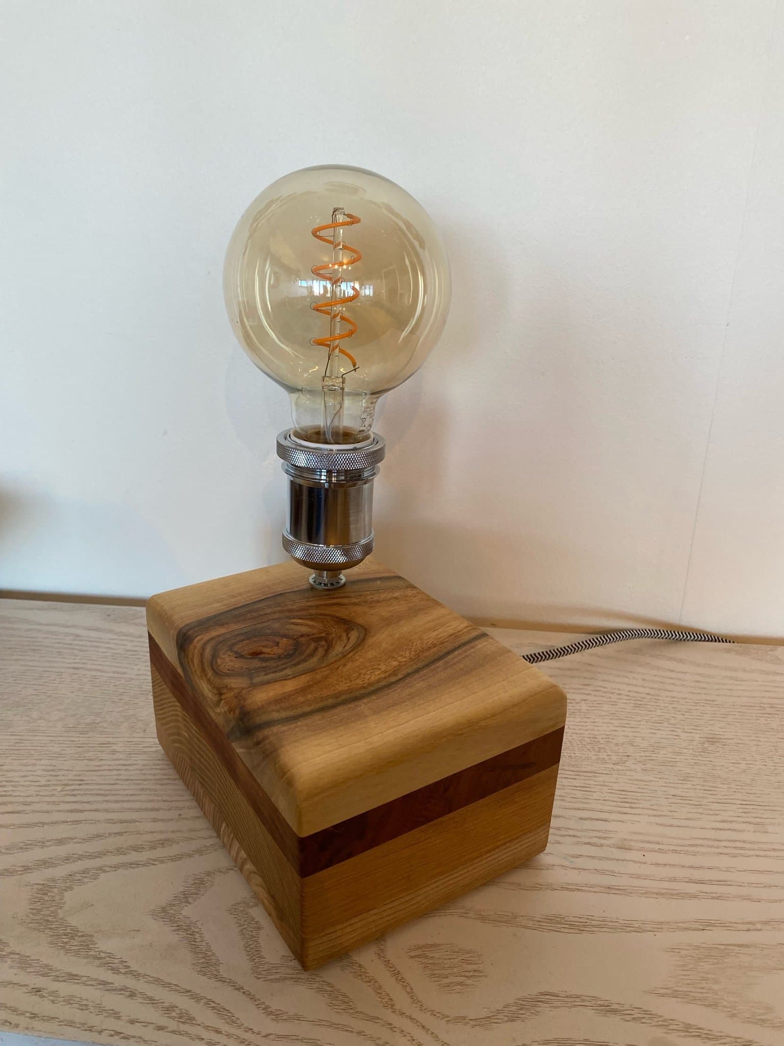 Trälampa med dekorativ glödlampa