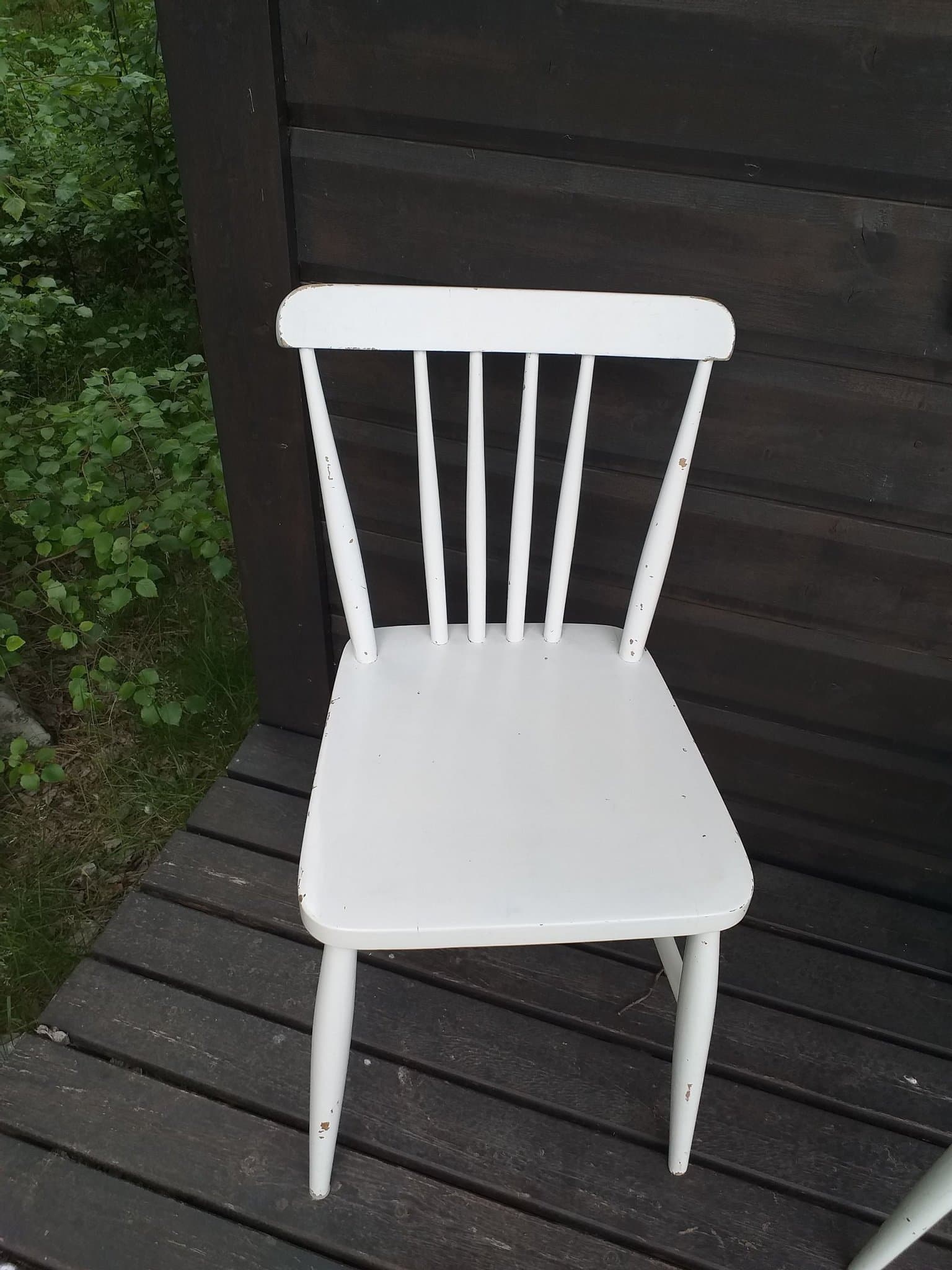 Pinnstolar. 4 stycken. I Björk. Målade vita.