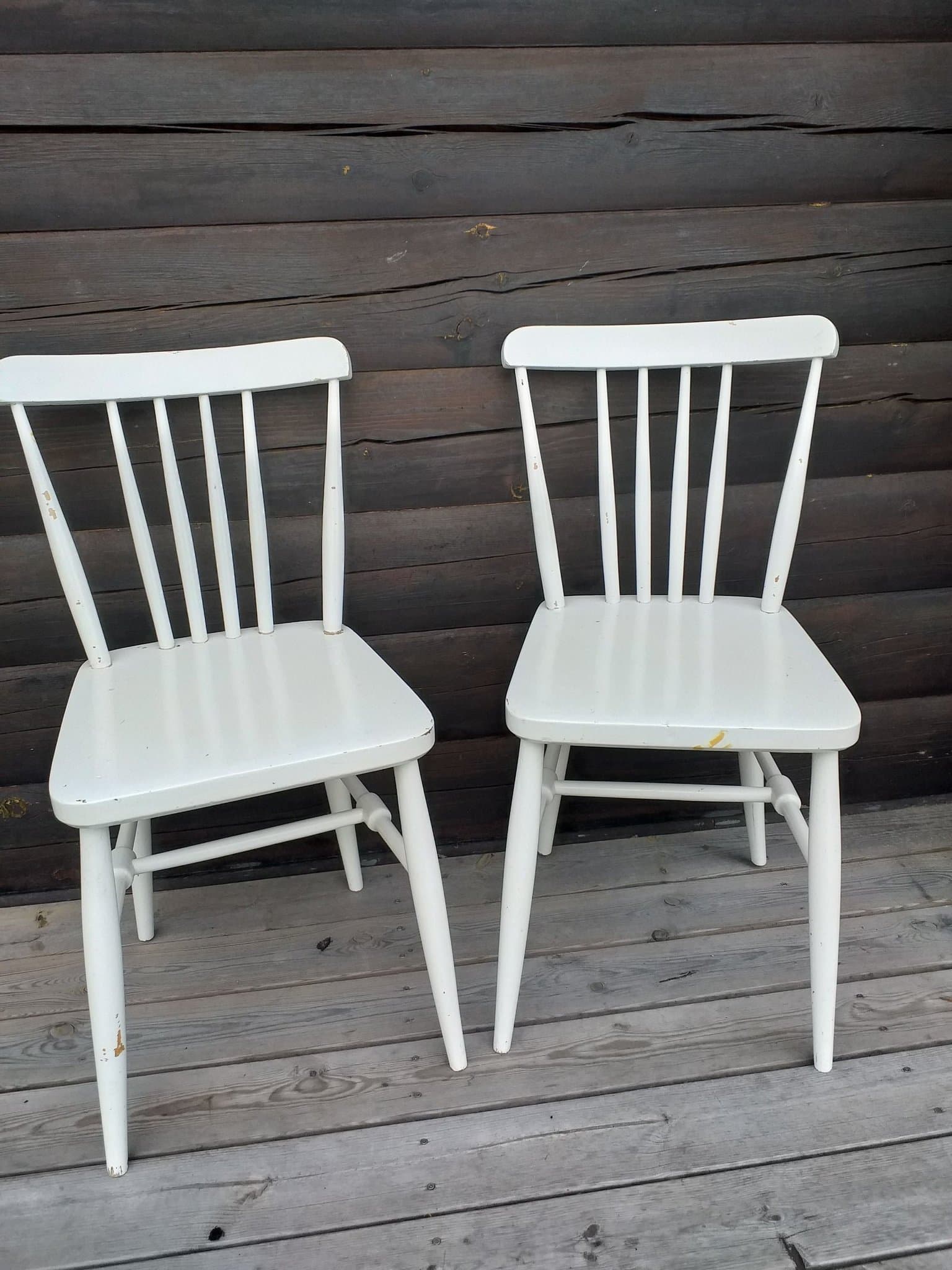 Pinnstolar. 4 stycken. I Björk. Målade vita.