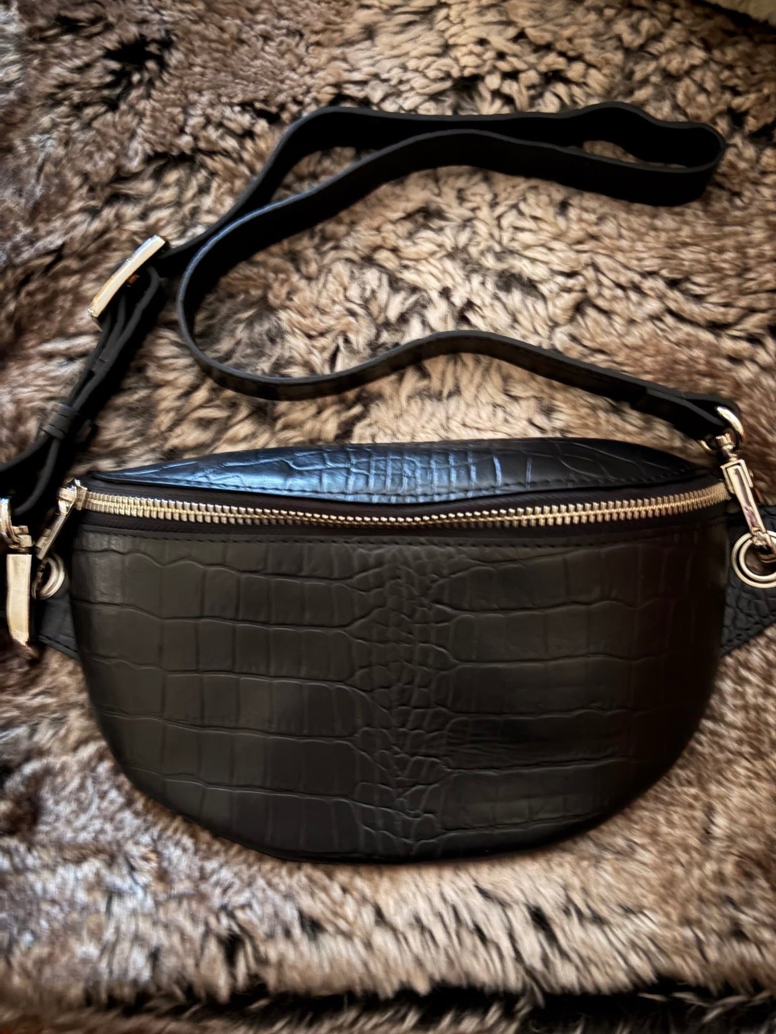 Svart midjeväska i äkta läder. Ny ej använd!