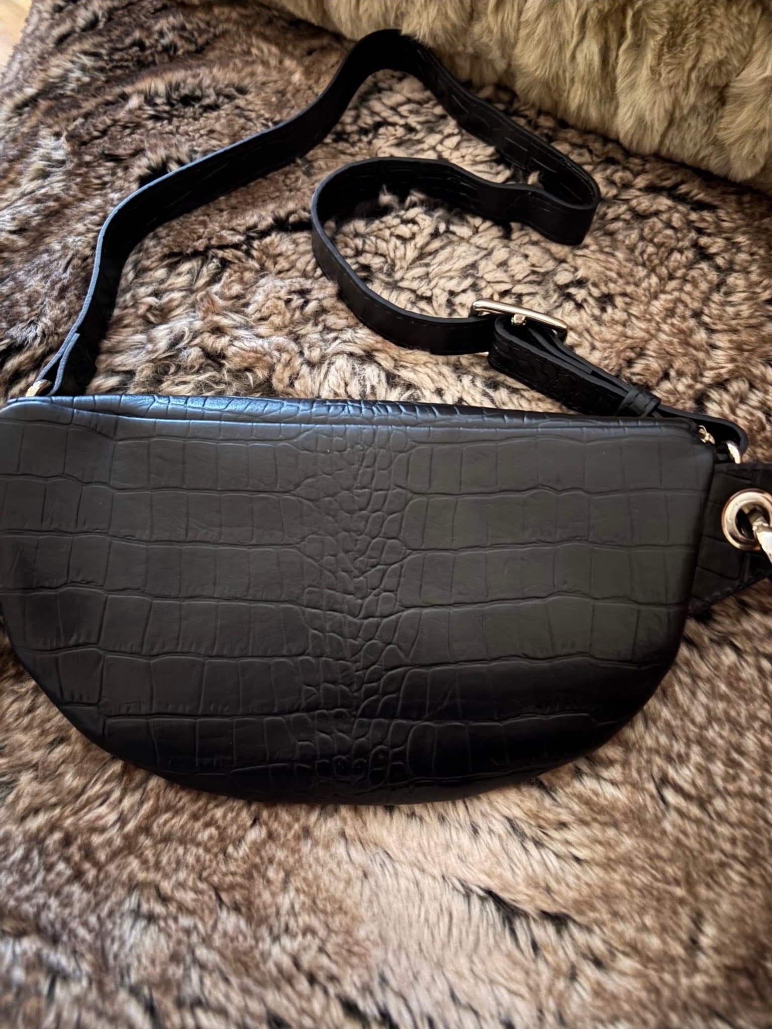 Svart midjeväska i äkta läder. Ny ej använd!