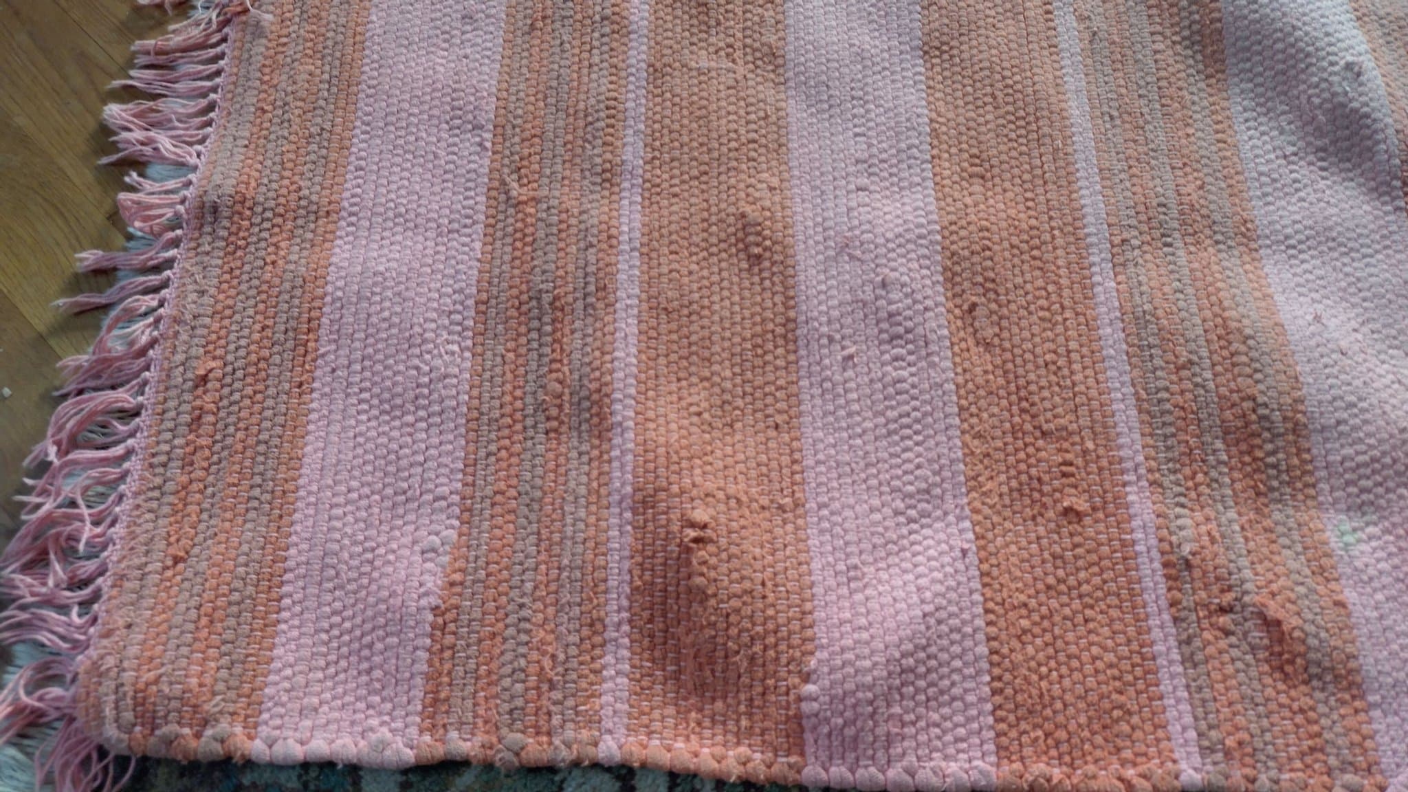 Större rejäl äldre trasmatta 210x115 cm i rosa och orange