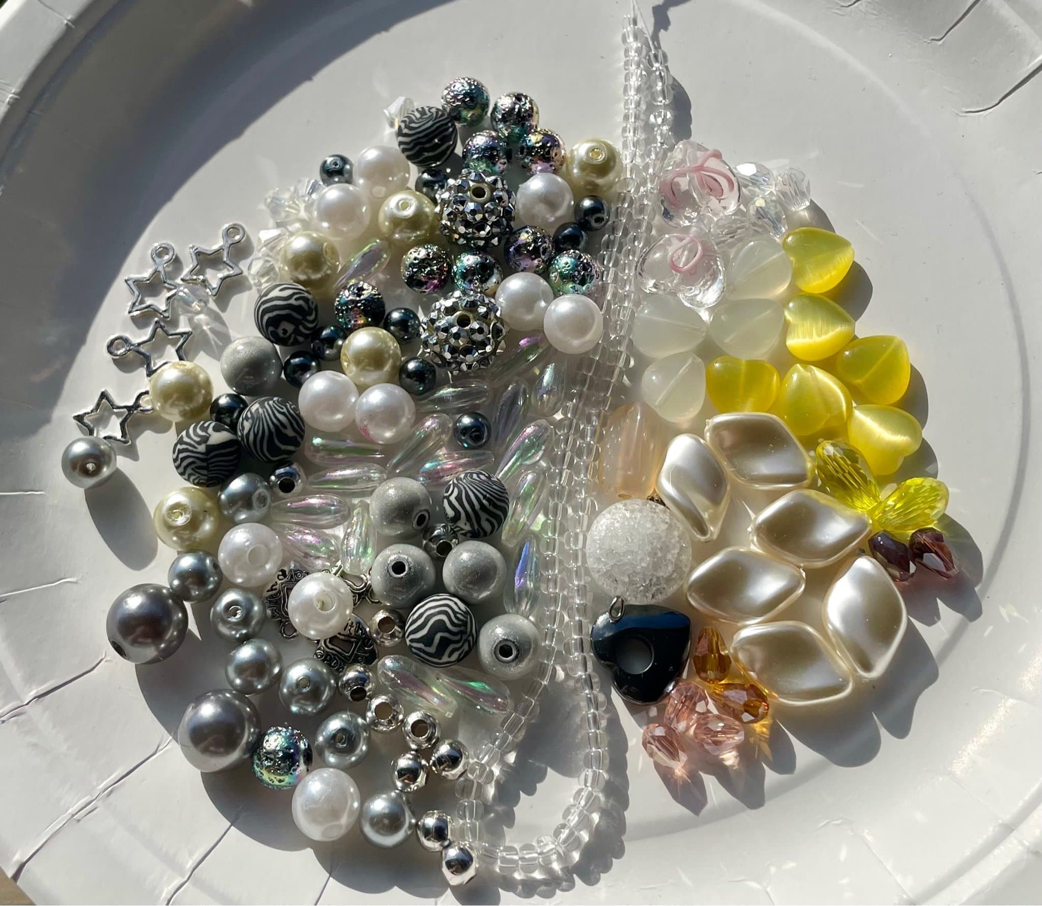 Exklusiva Pärlor i olika färger och storlekar, ca 90 gram