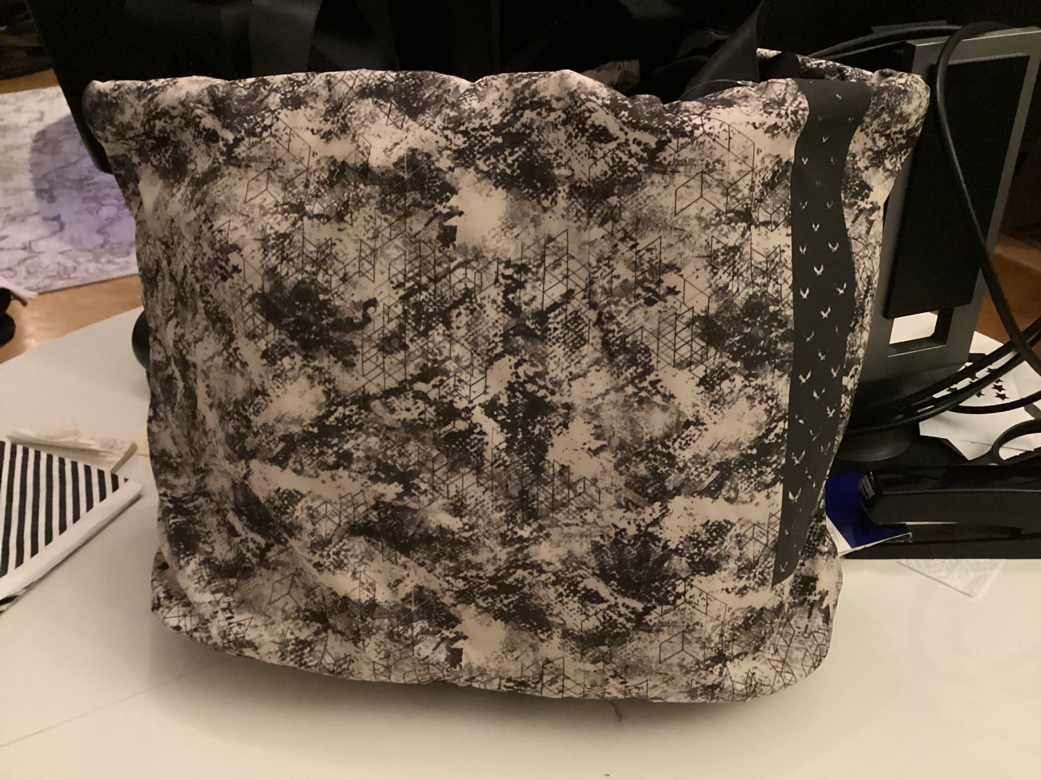 SOC mönstrad väska. Ny