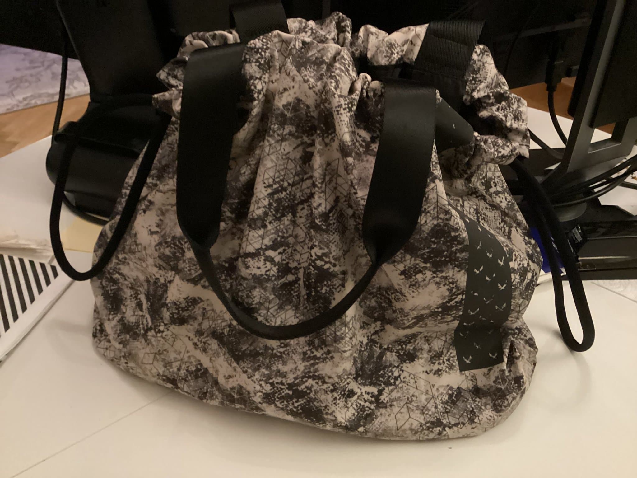 SOC mönstrad väska. Ny