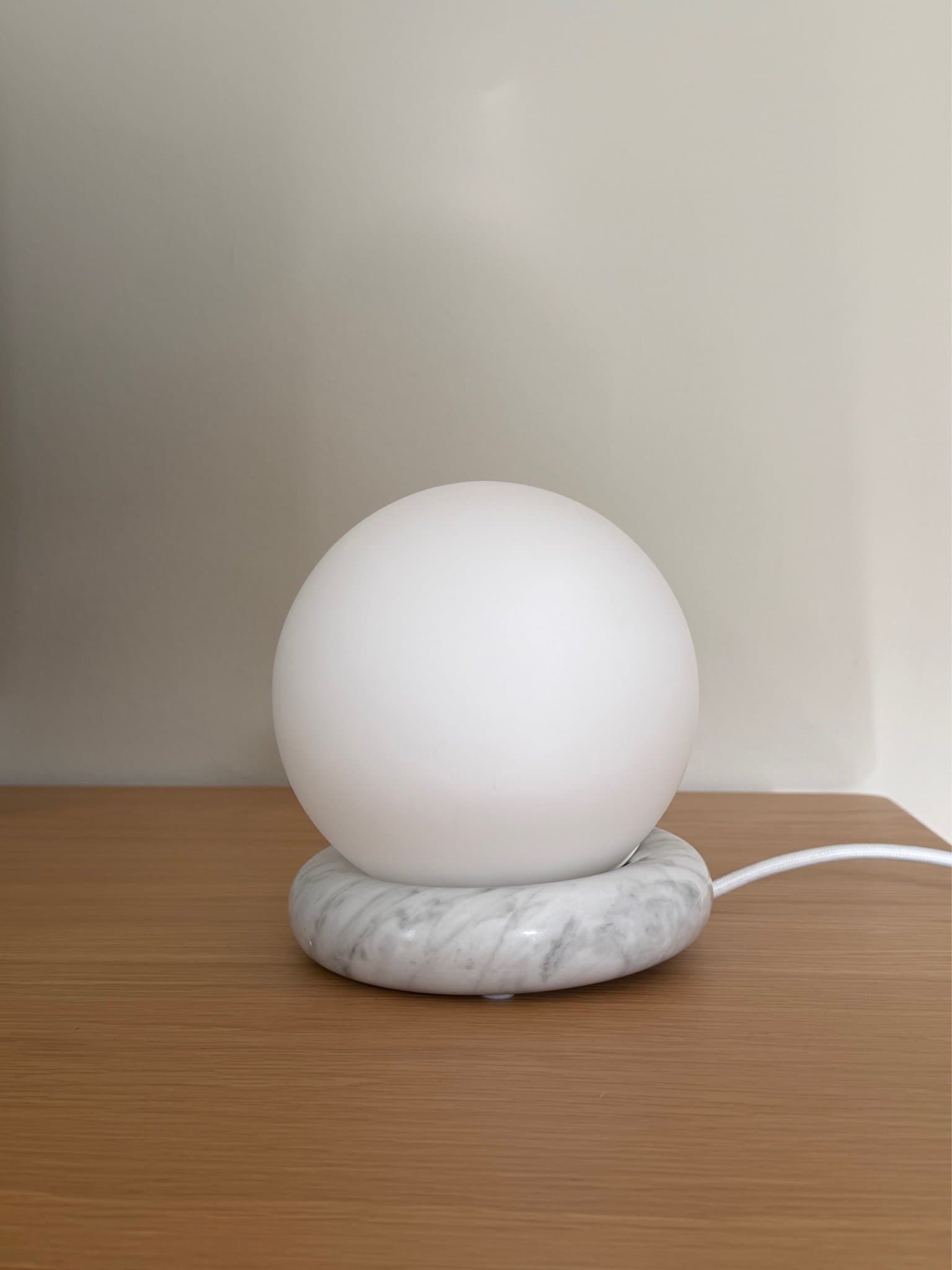 Ferm Living Bordslampa med marmor och glaskupol