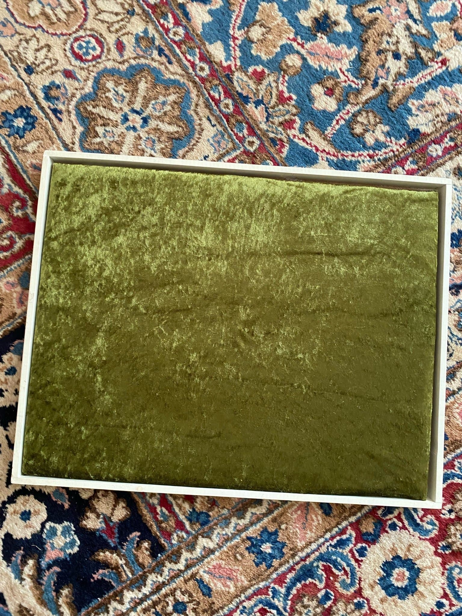 Fin stor smyckes/pärl platta, att visa smycken på jobba med pärlor etc.