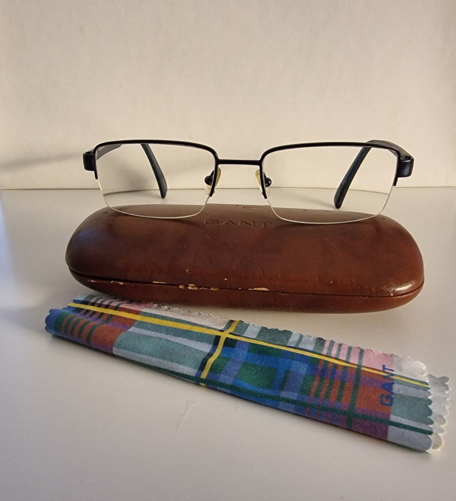 GANT glasögonbågar med fodral och putsduk, läsglasög.