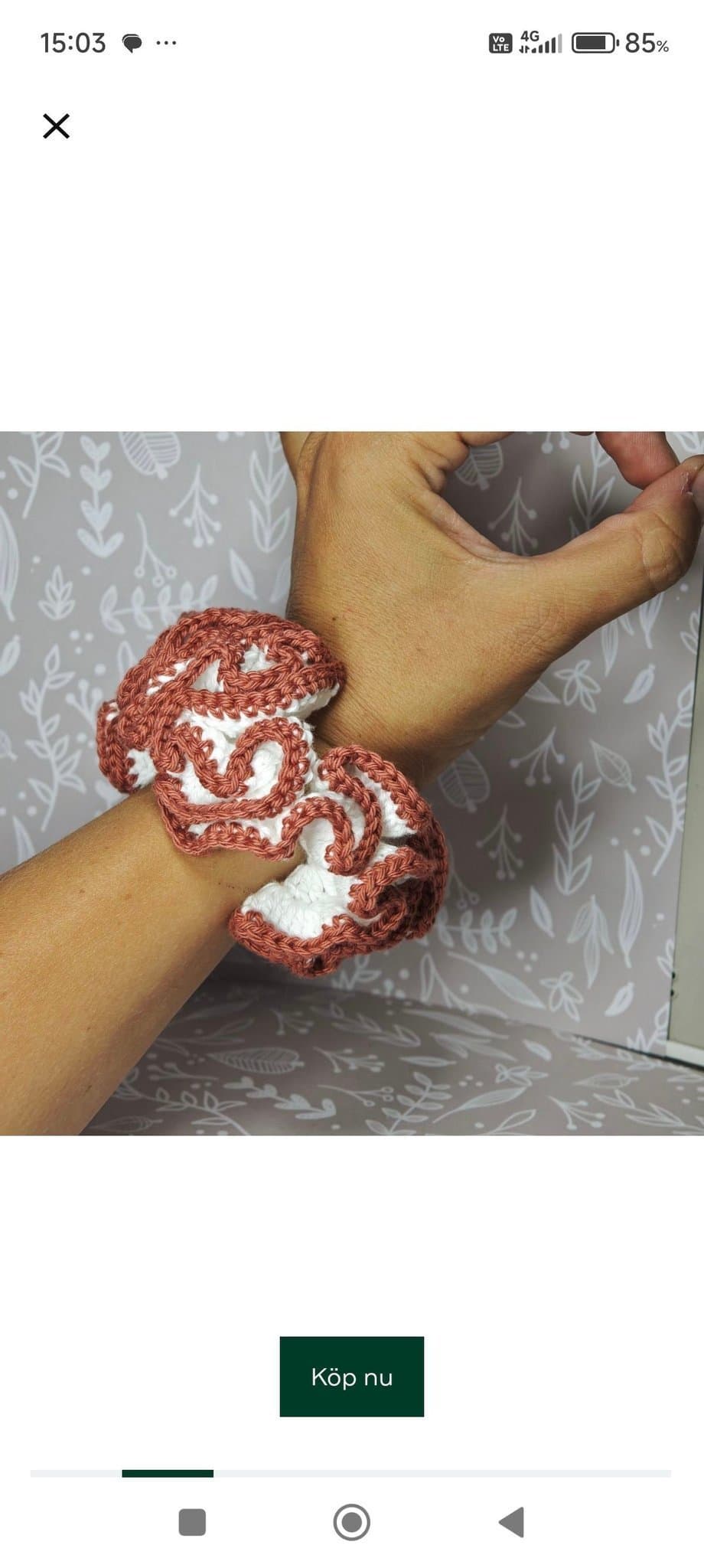 Scrunchie i ren bomull, unik design med starka hårband. Dekorativ håraccessoar