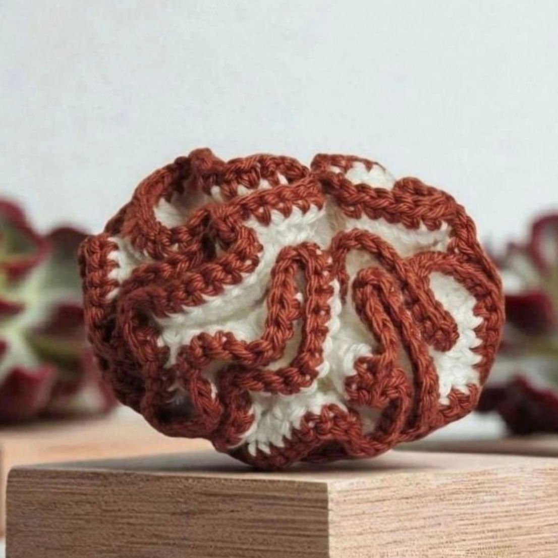 Scrunchie i ren bomull, unik design med starka hårband. Dekorativ håraccessoar