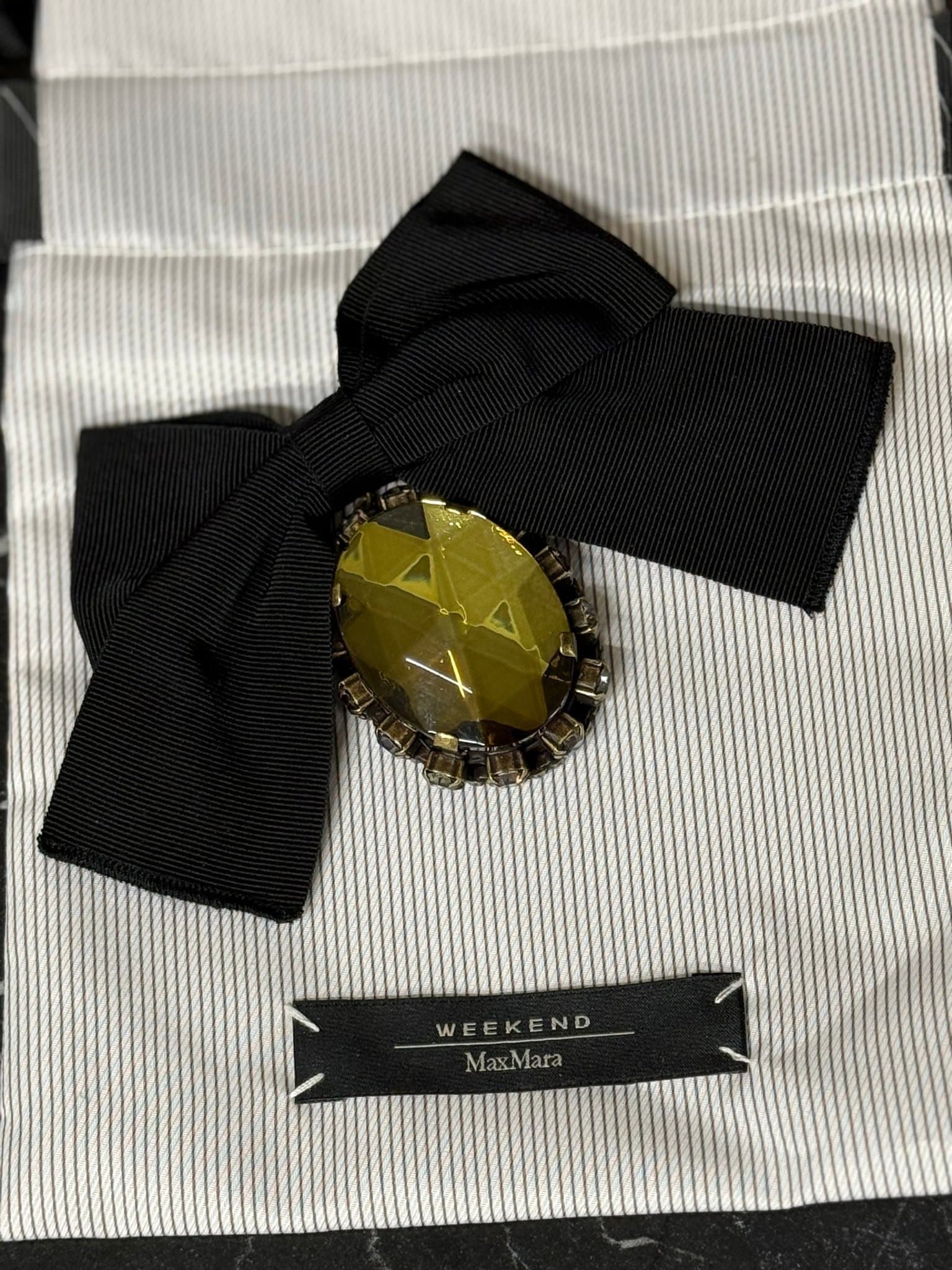 Weekend MaxMara guld/svart brosch helt ny!!!