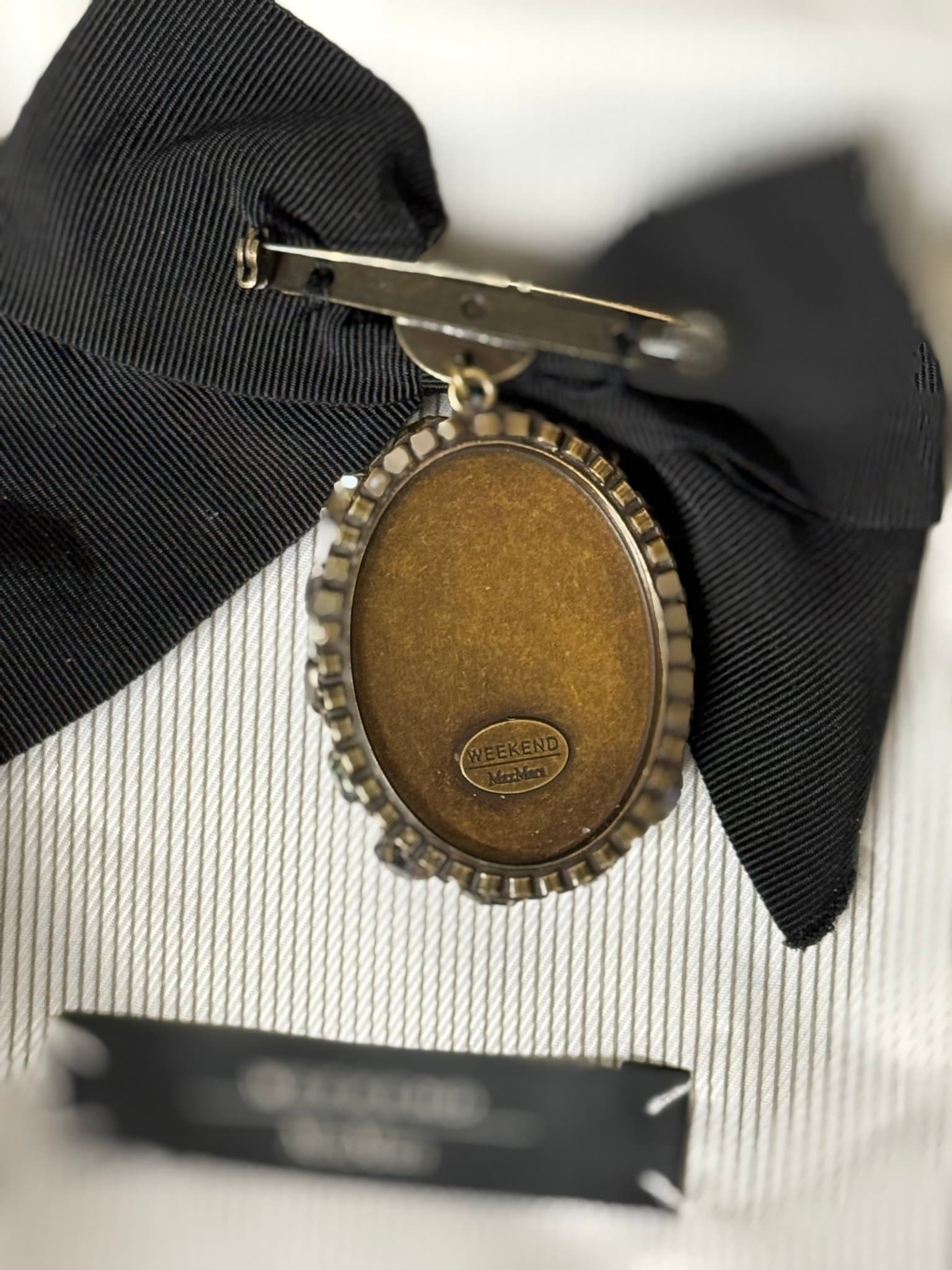 Weekend MaxMara guld/svart brosch helt ny!!!