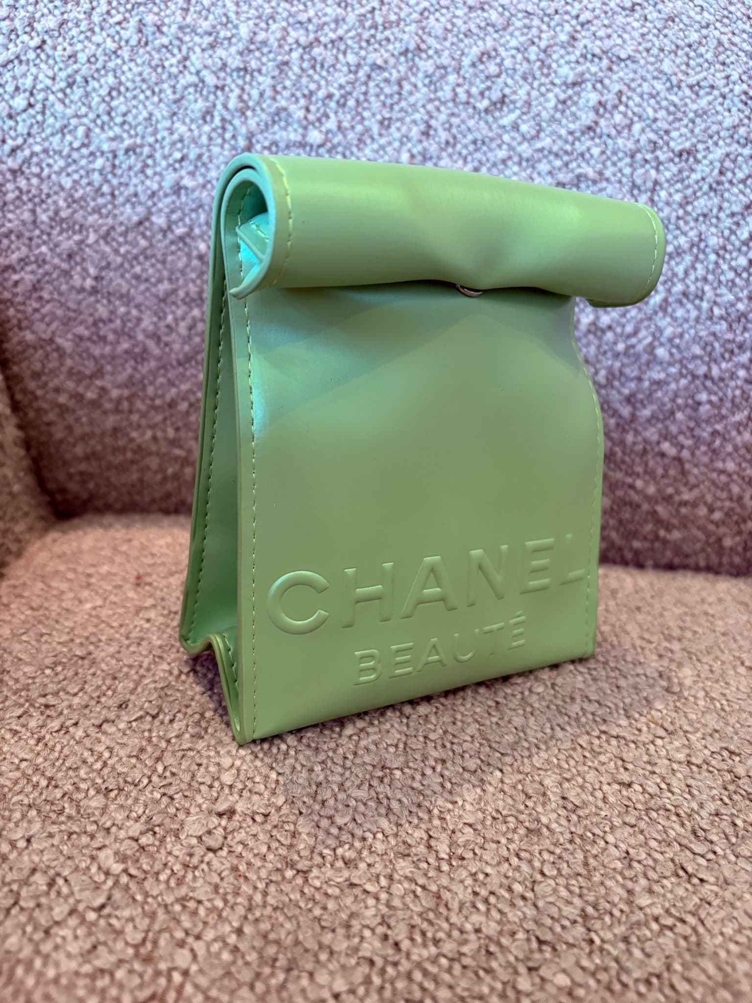 Chanel Beauté necessär i ljusgrön