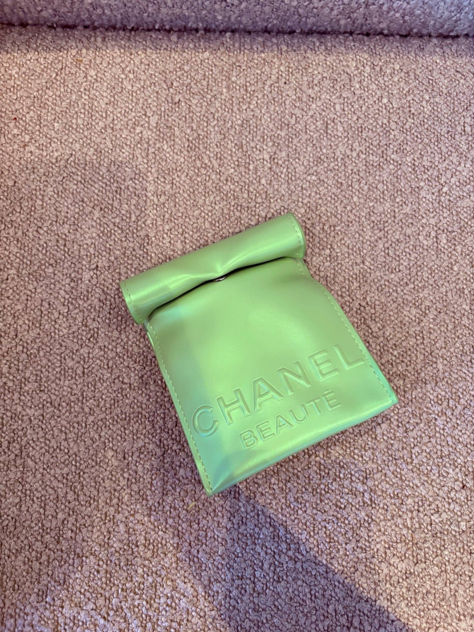 Chanel Beauté necessär i ljusgrön