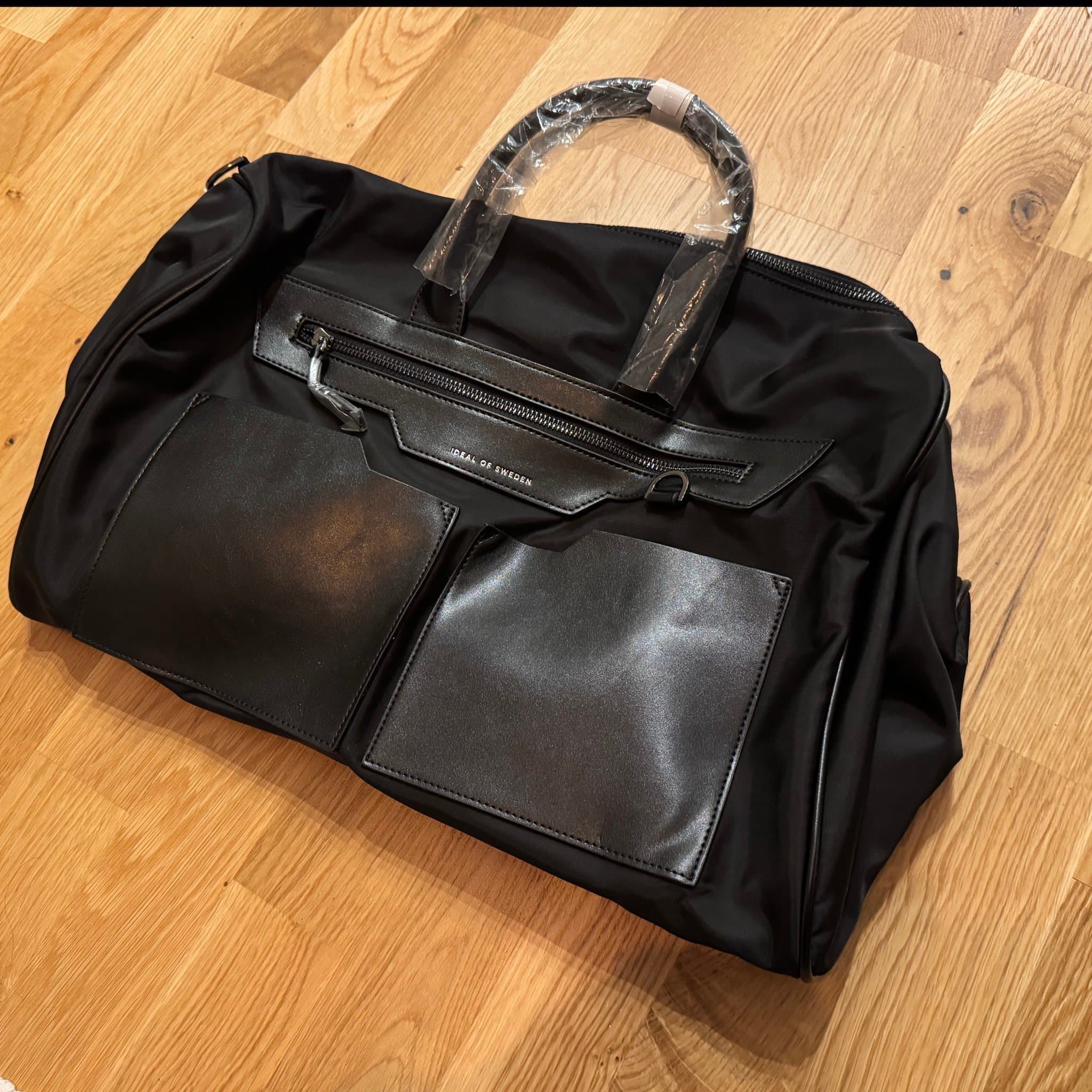 Ideal of Sweden Nico svart duffelväska