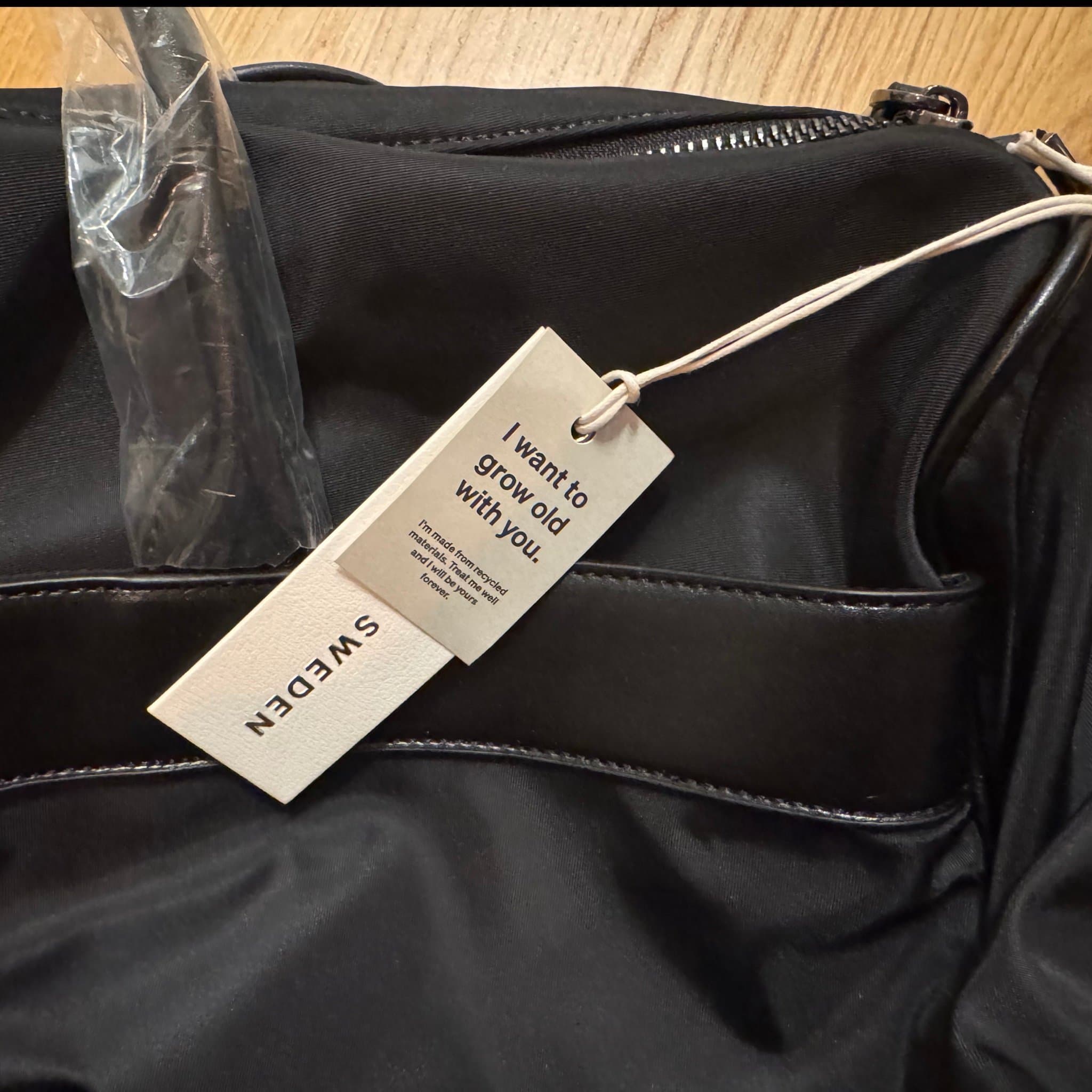 Ideal of Sweden Nico svart duffelväska