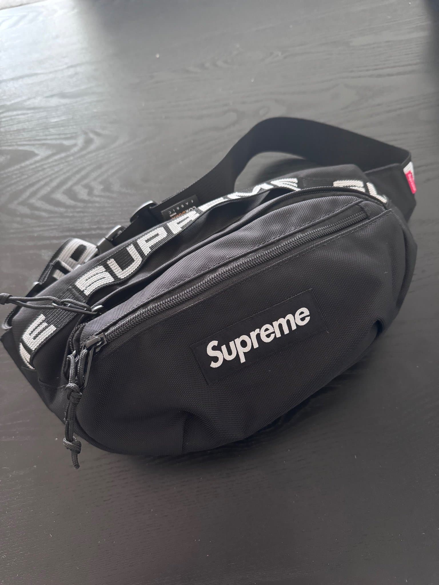Supreme svart midjeväska SS18