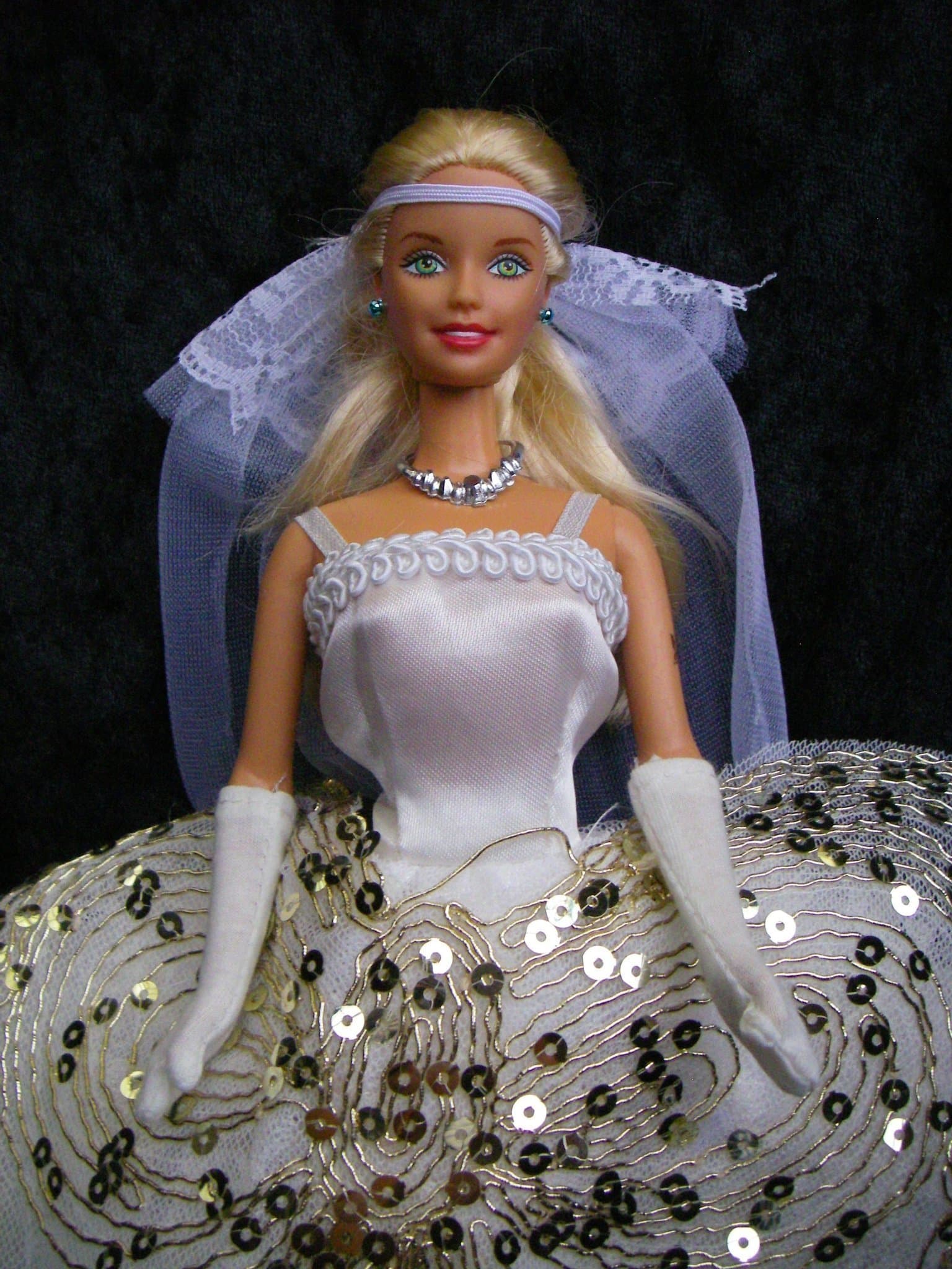 KLÄNNING +SLÖJA + HANDSKAR vit BRUDKLÄNNING ej docka guldpaljetter PÅSKÄGG PÅSK*