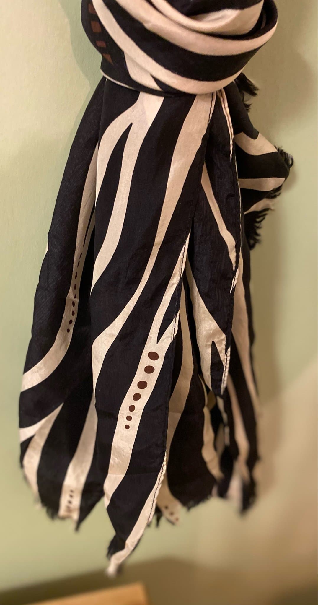 Gudrun sjödèn sidensjal, mönstrad sjal i siden.