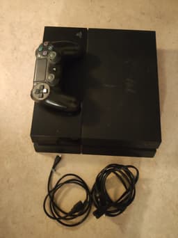 Sony Playstation 4 med handkontroll och kablar