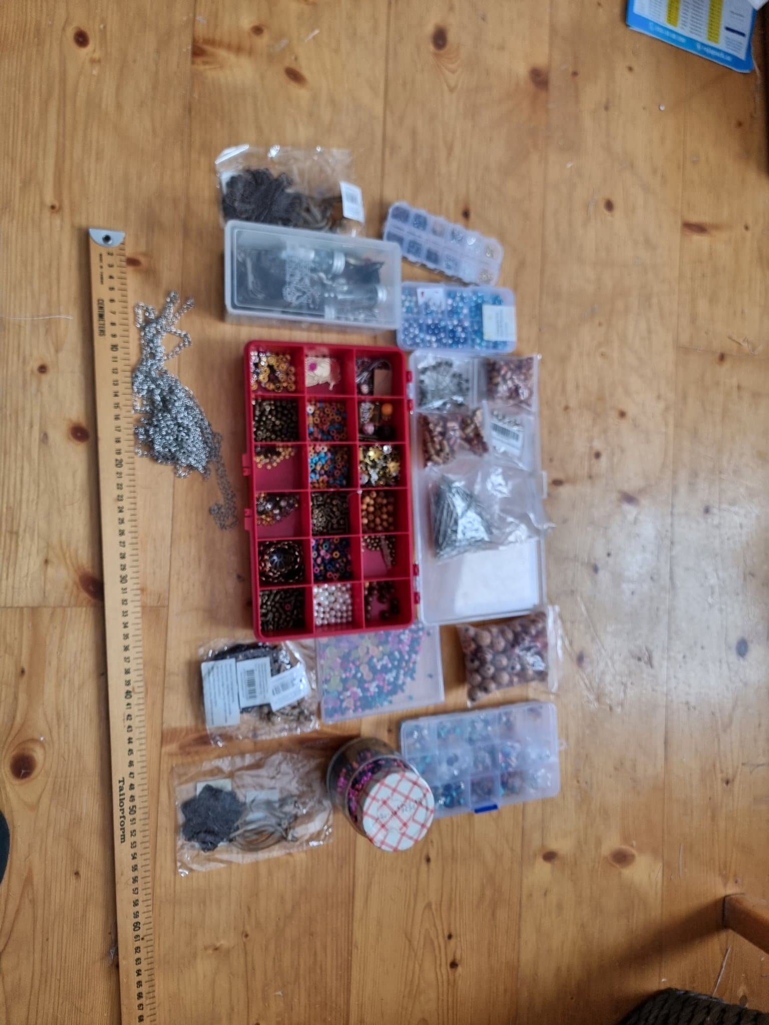 Stort sortiment av pärlor, ornament för att tillverka smycken