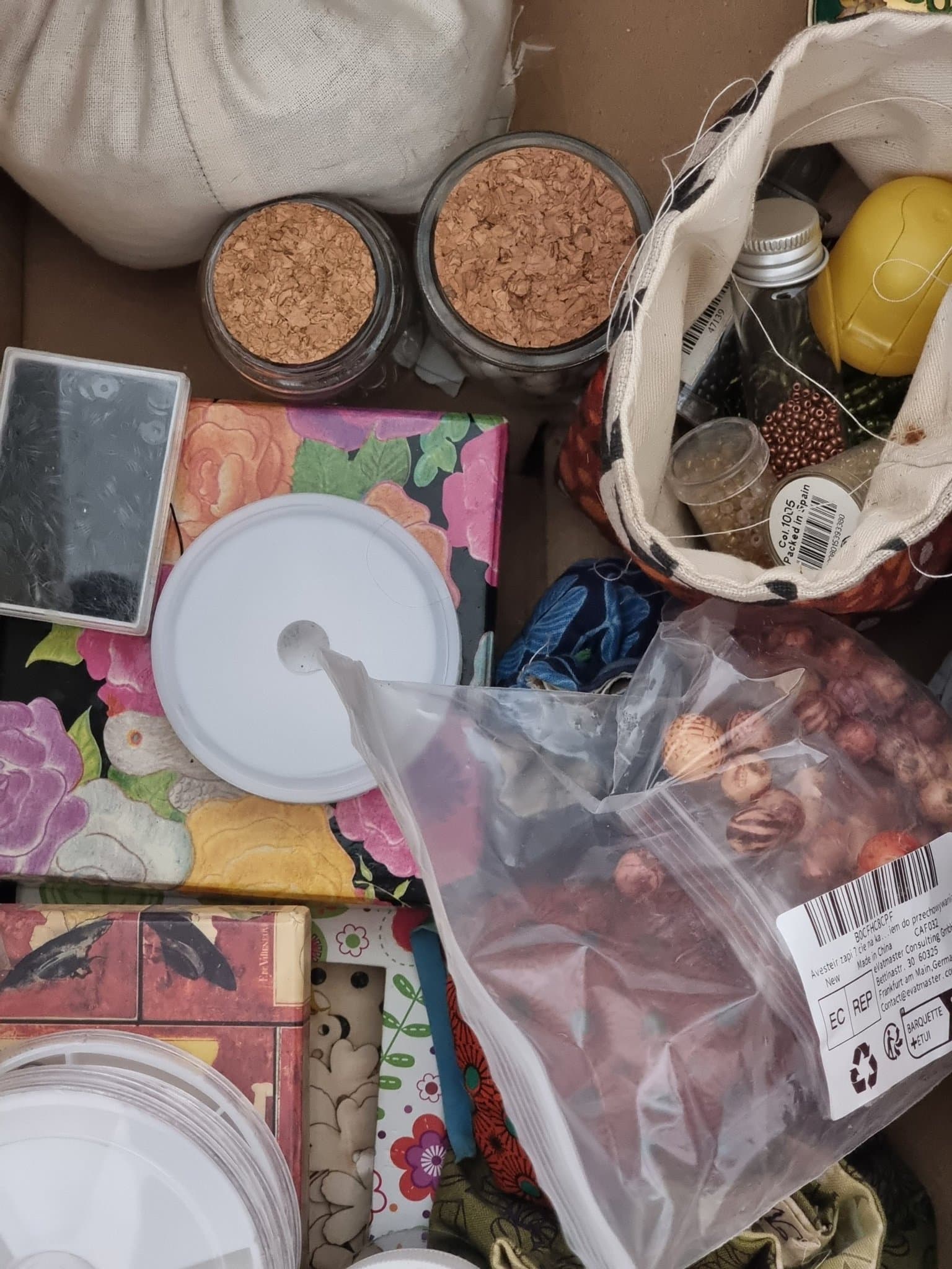 Stort sortiment av pärlor, ornament för att tillverka smycken