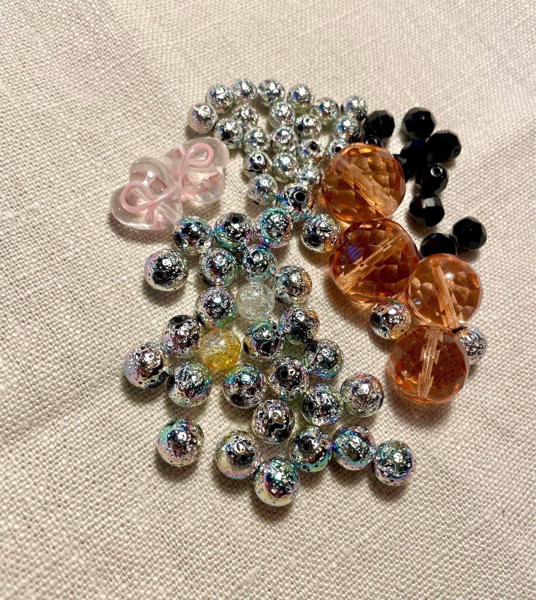 Pärlor i olika färger och storlekar, ca 65 stycken