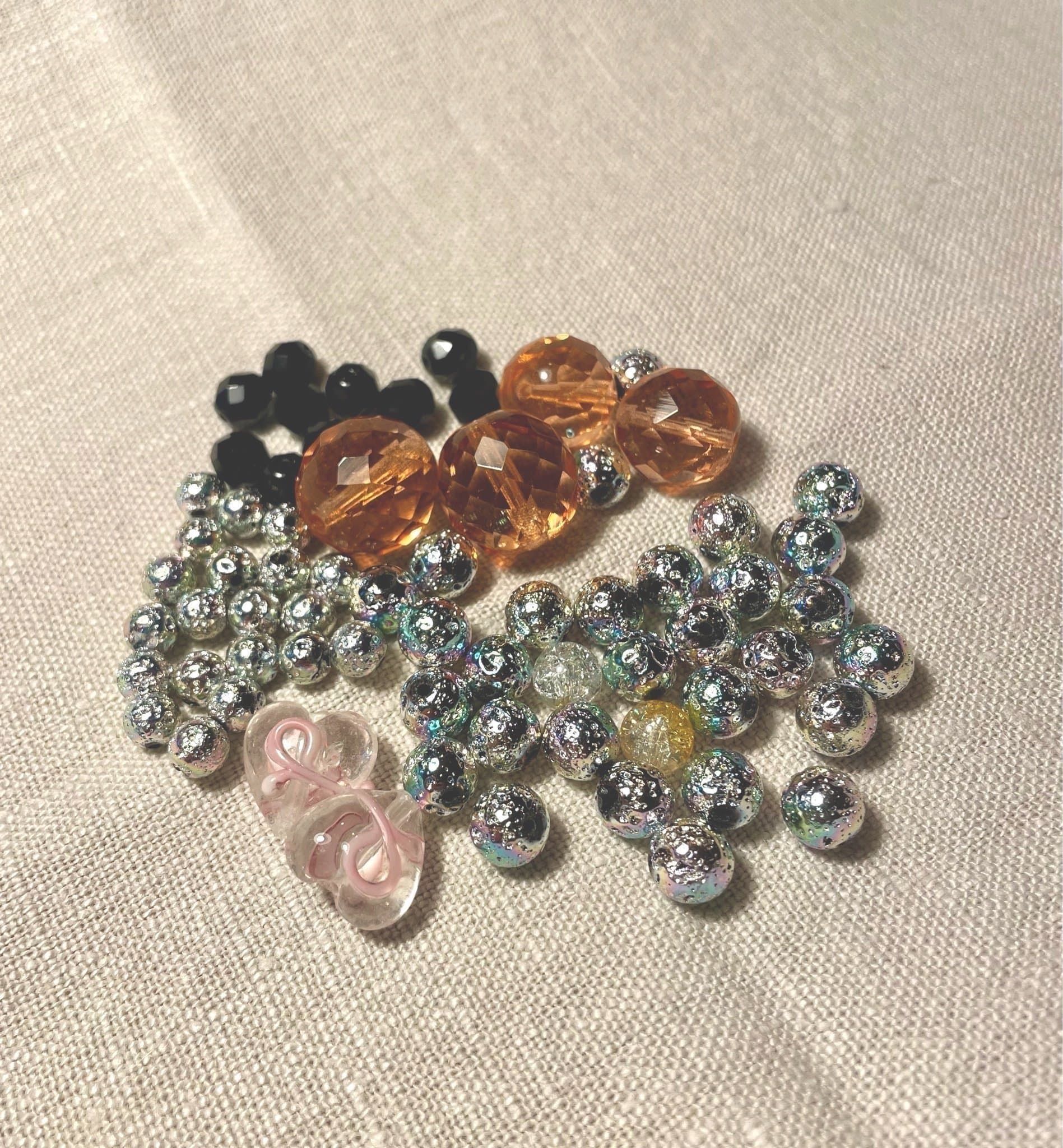 Pärlor i olika färger och storlekar, ca 65 stycken