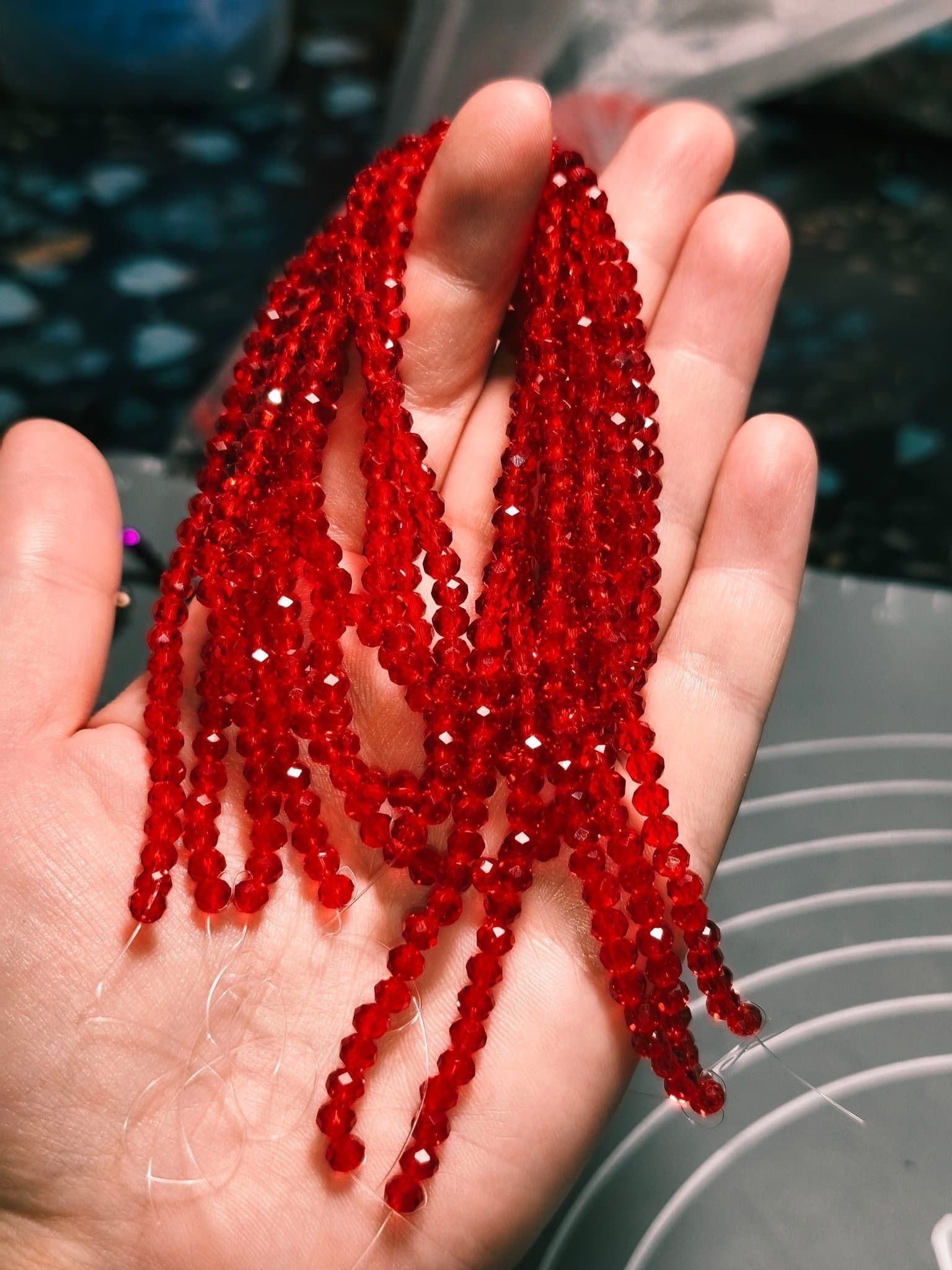 5 strängar 4 mm röda kristallpärlor, 42 cm lång.