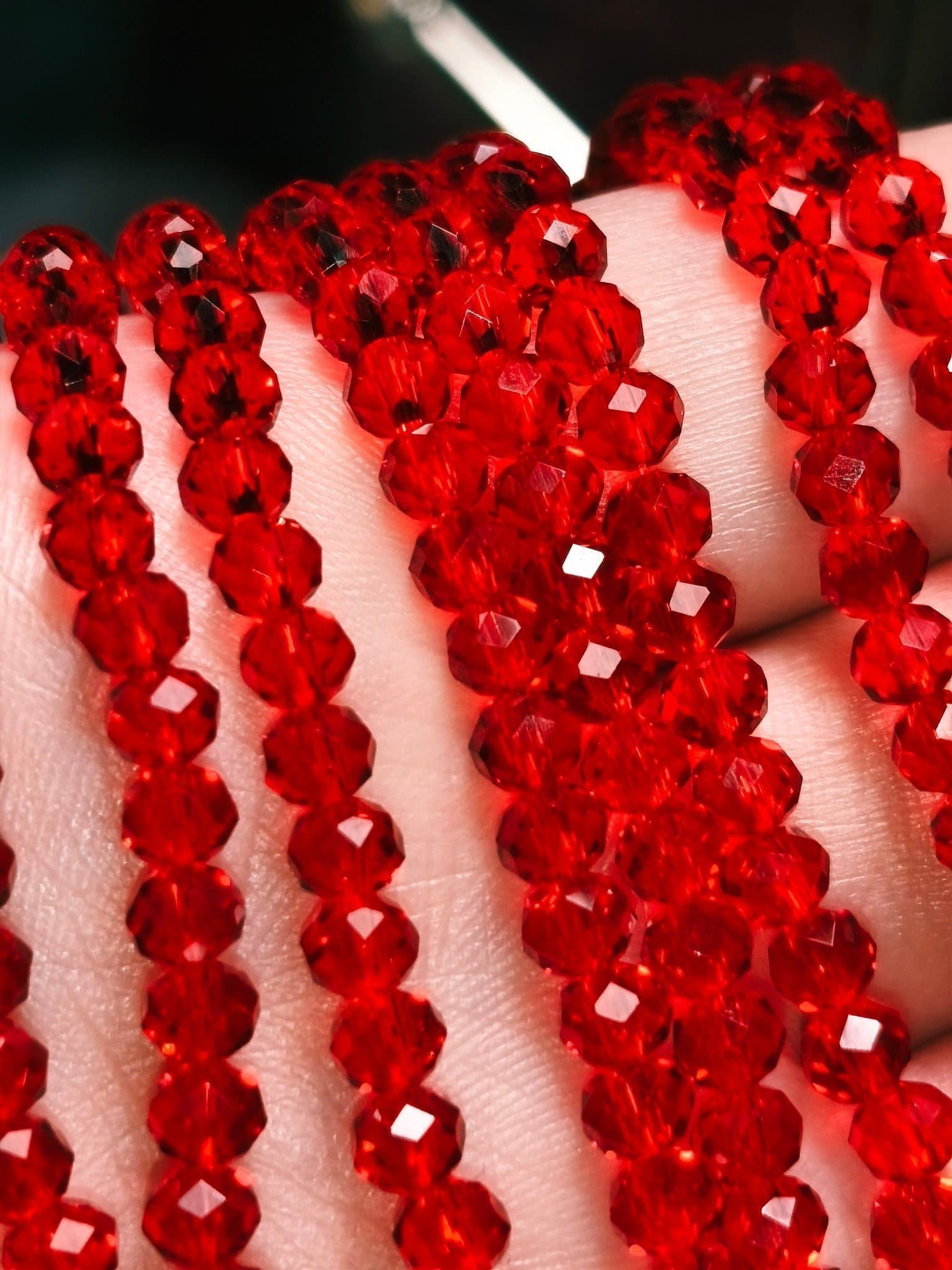 5 strängar 4 mm röda kristallpärlor, 42 cm lång.