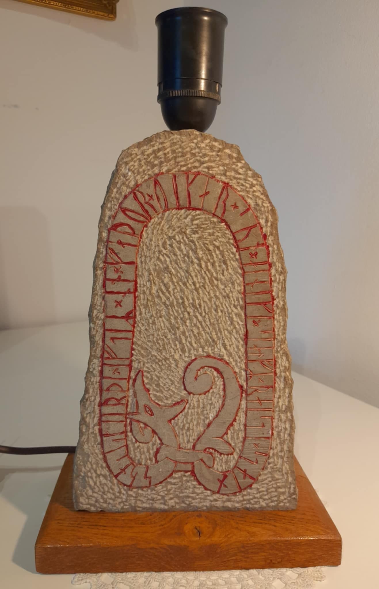 Bordslampa i runstensstil – 32 cm