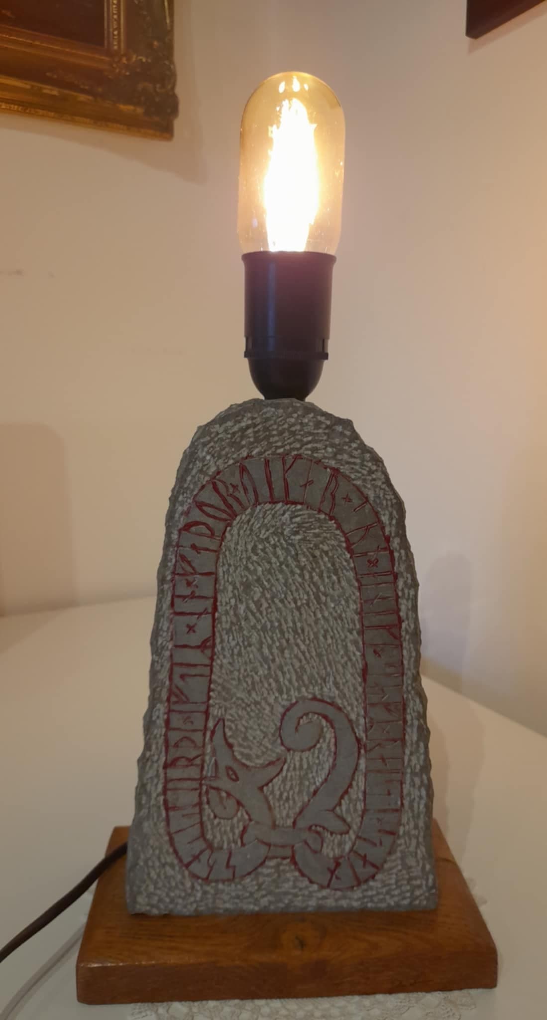 Bordslampa i runstensstil – 32 cm