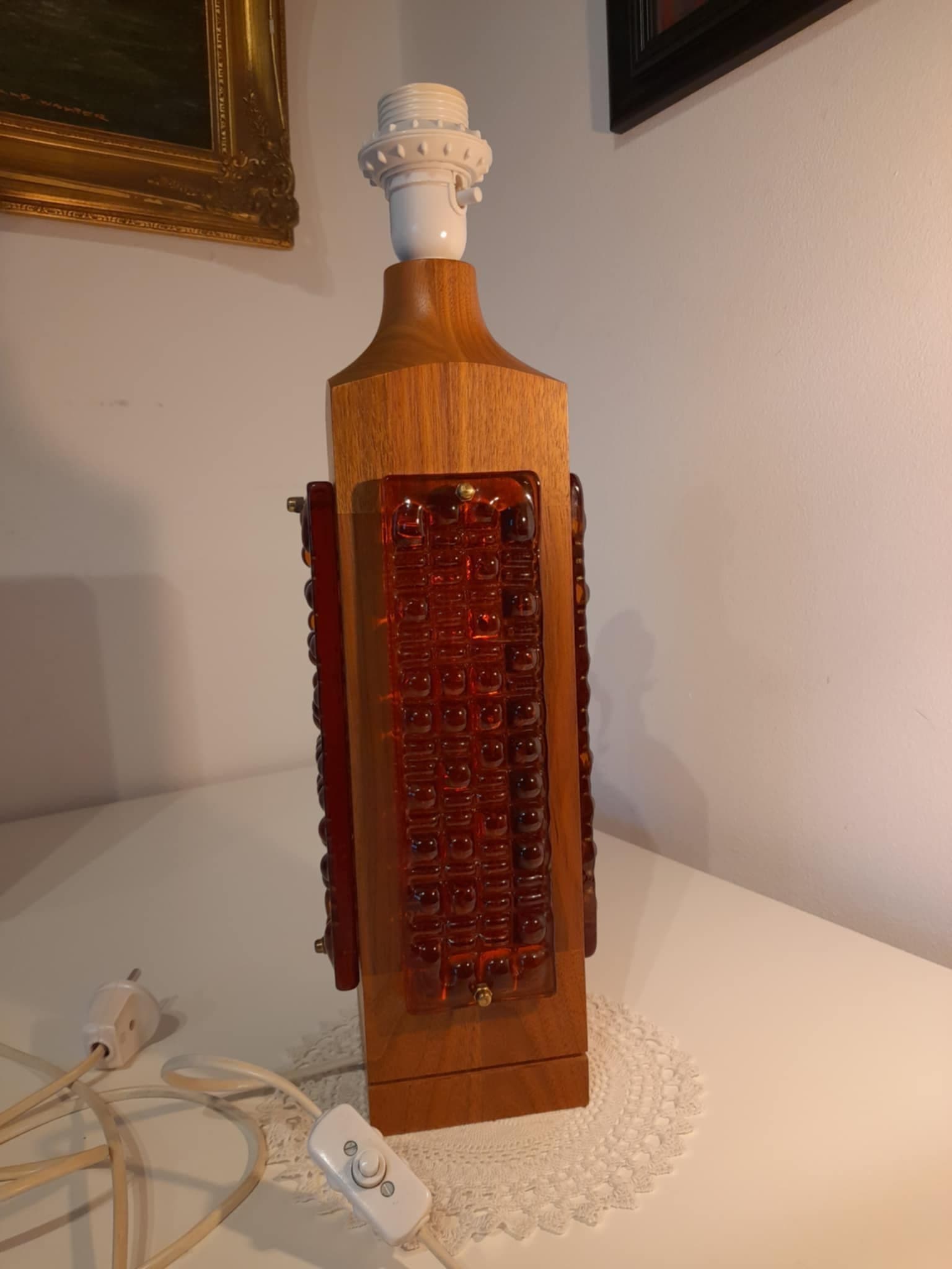 Vintage bordslampa med dekorativa glaspaneler