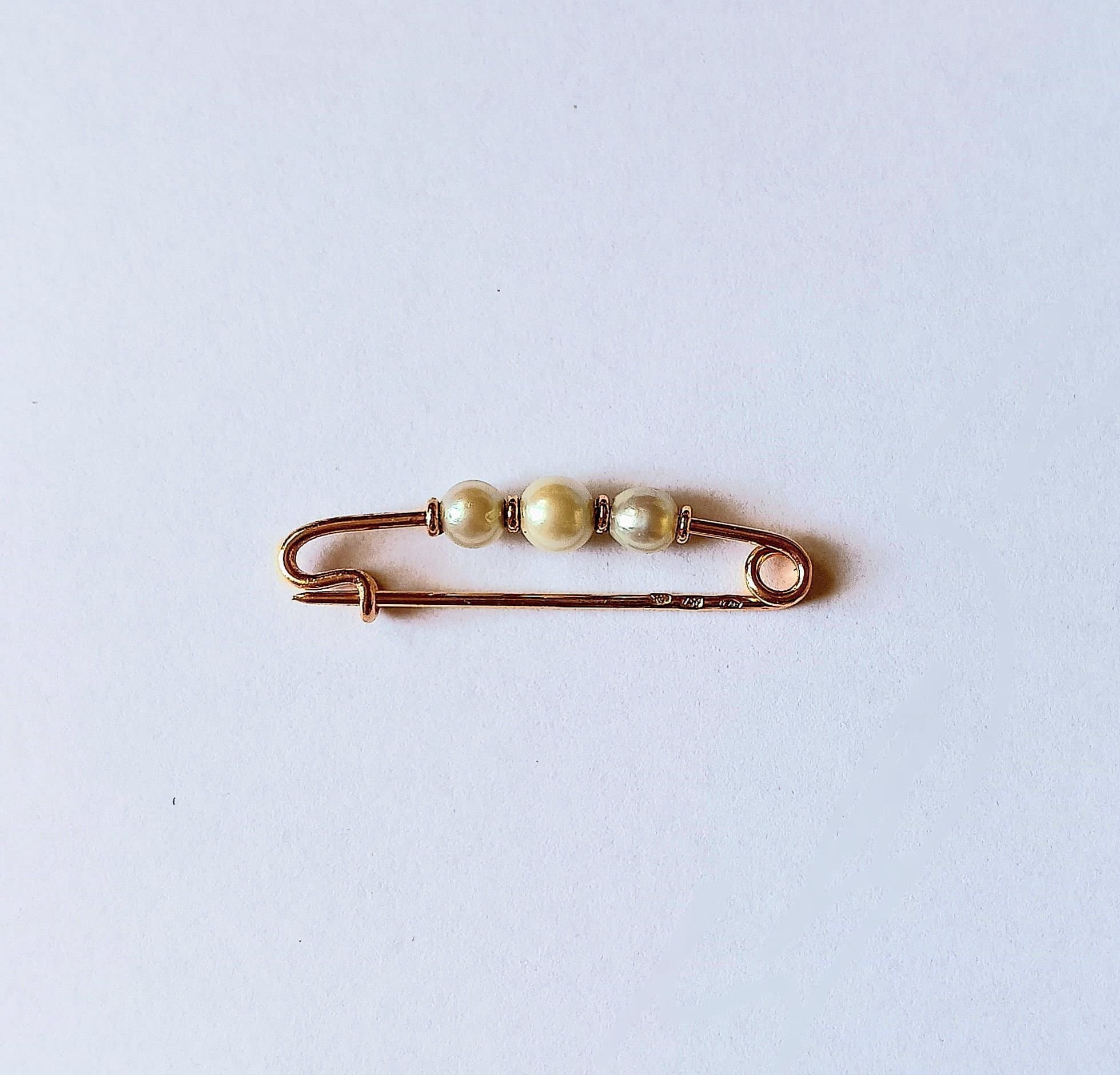 Säkerhetsnål i 18K Guld Med Tre Sötvattenspärlor 32mm 1,54 Gram. Toppskick!
