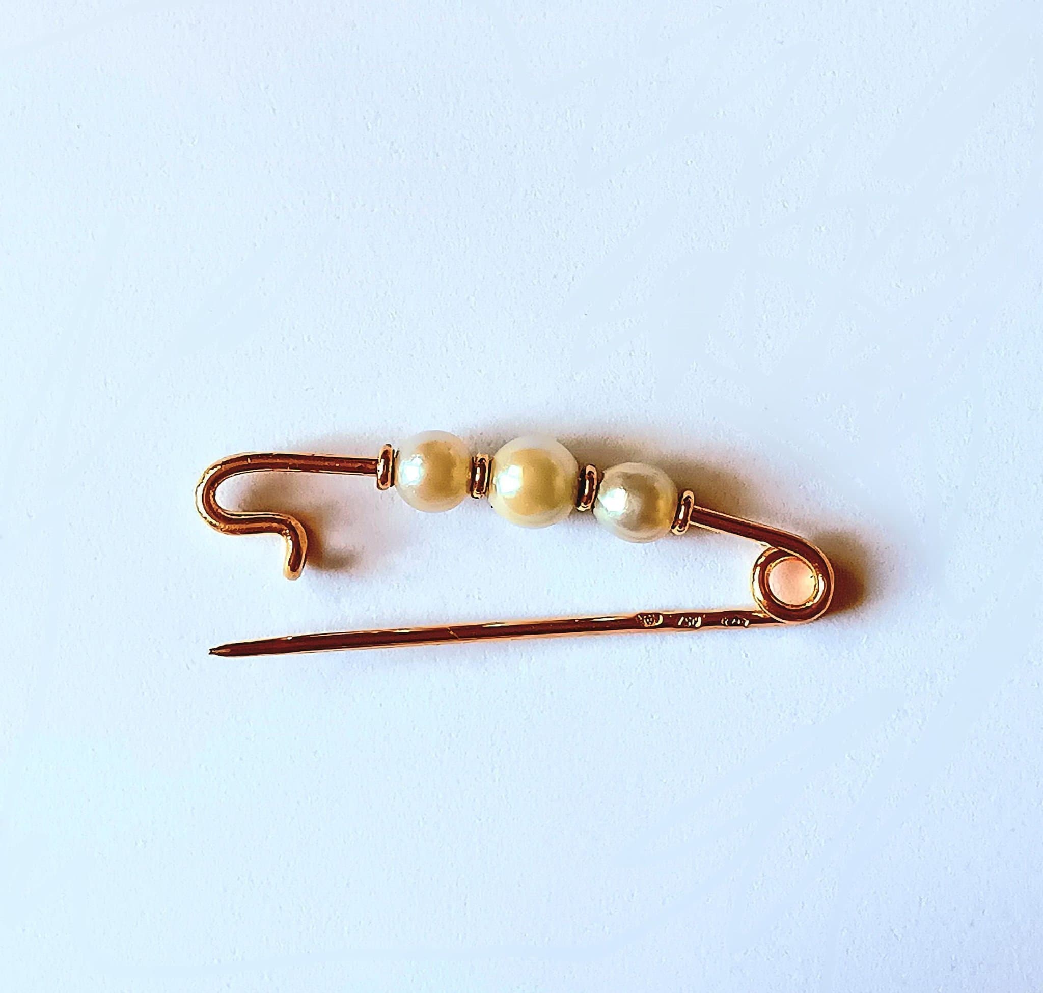Säkerhetsnål i 18K Guld Med Tre Sötvattenspärlor 32mm 1,54 Gram. Toppskick!