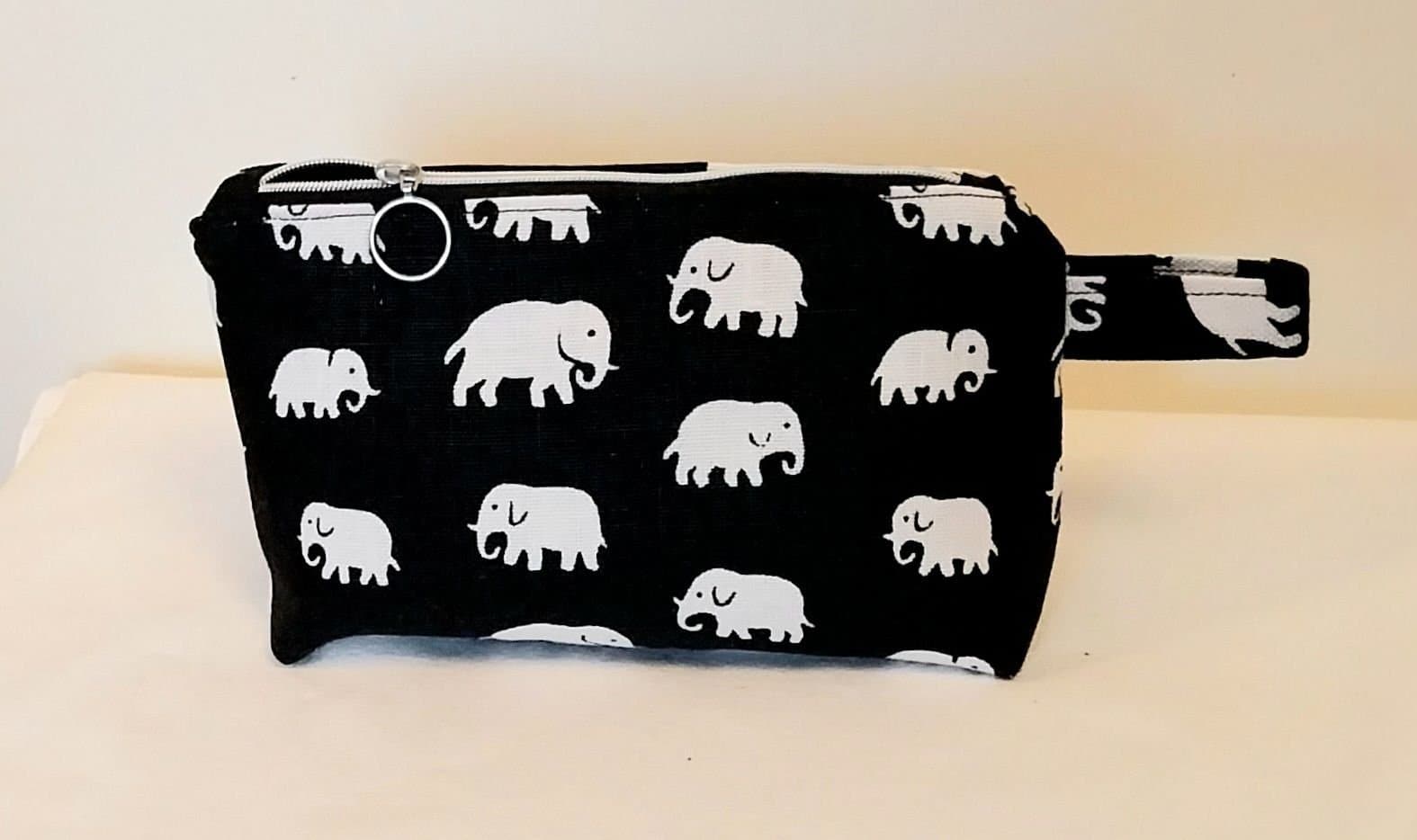 SMINKVÄSKA/NECESSÄR I TYG "ELEFANT SVART" AV ESTRID ERIKSSON SVENSKT TENN